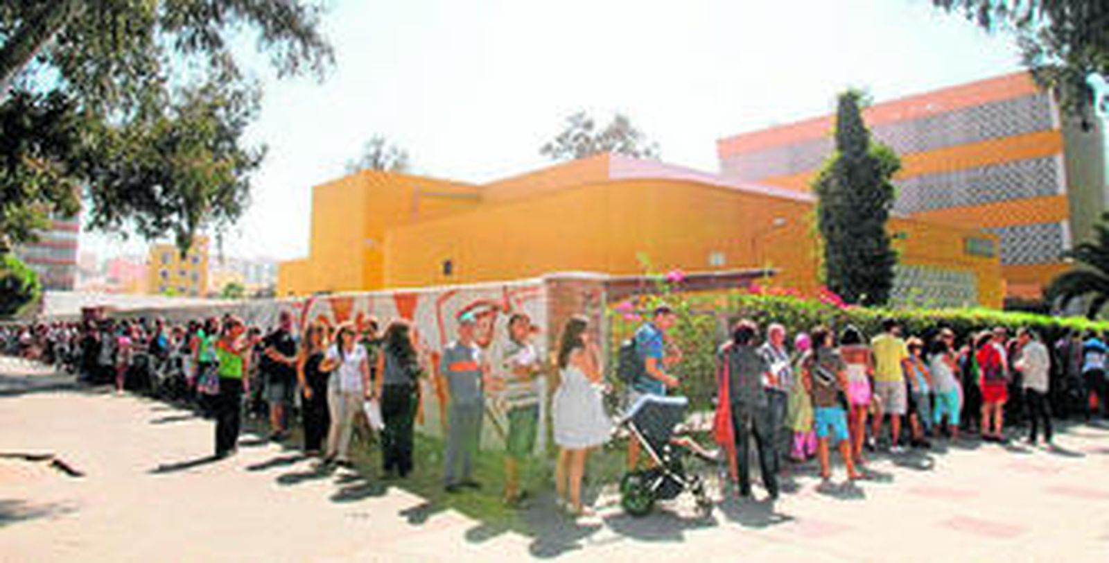 Alumnos en la cola esperando para la recogida del sobre, ayer.