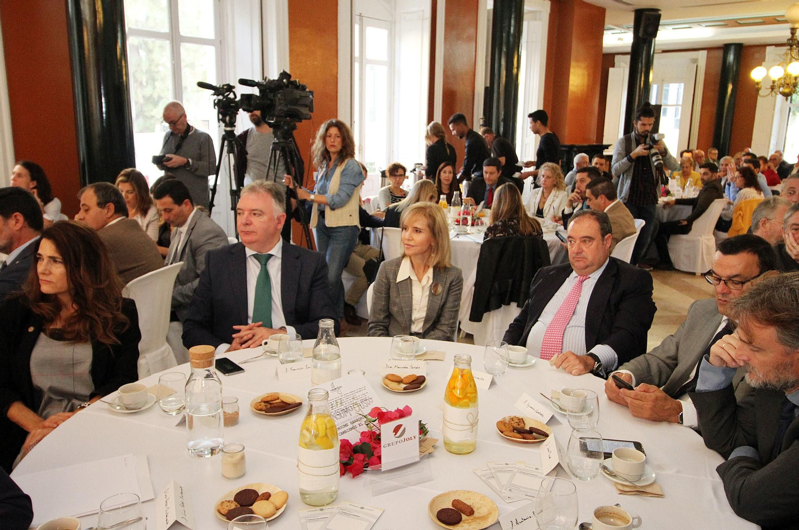 Imágenes de la conferencia y desayuno-coloquio de Gabriel Cruz, alcalde de Huelva