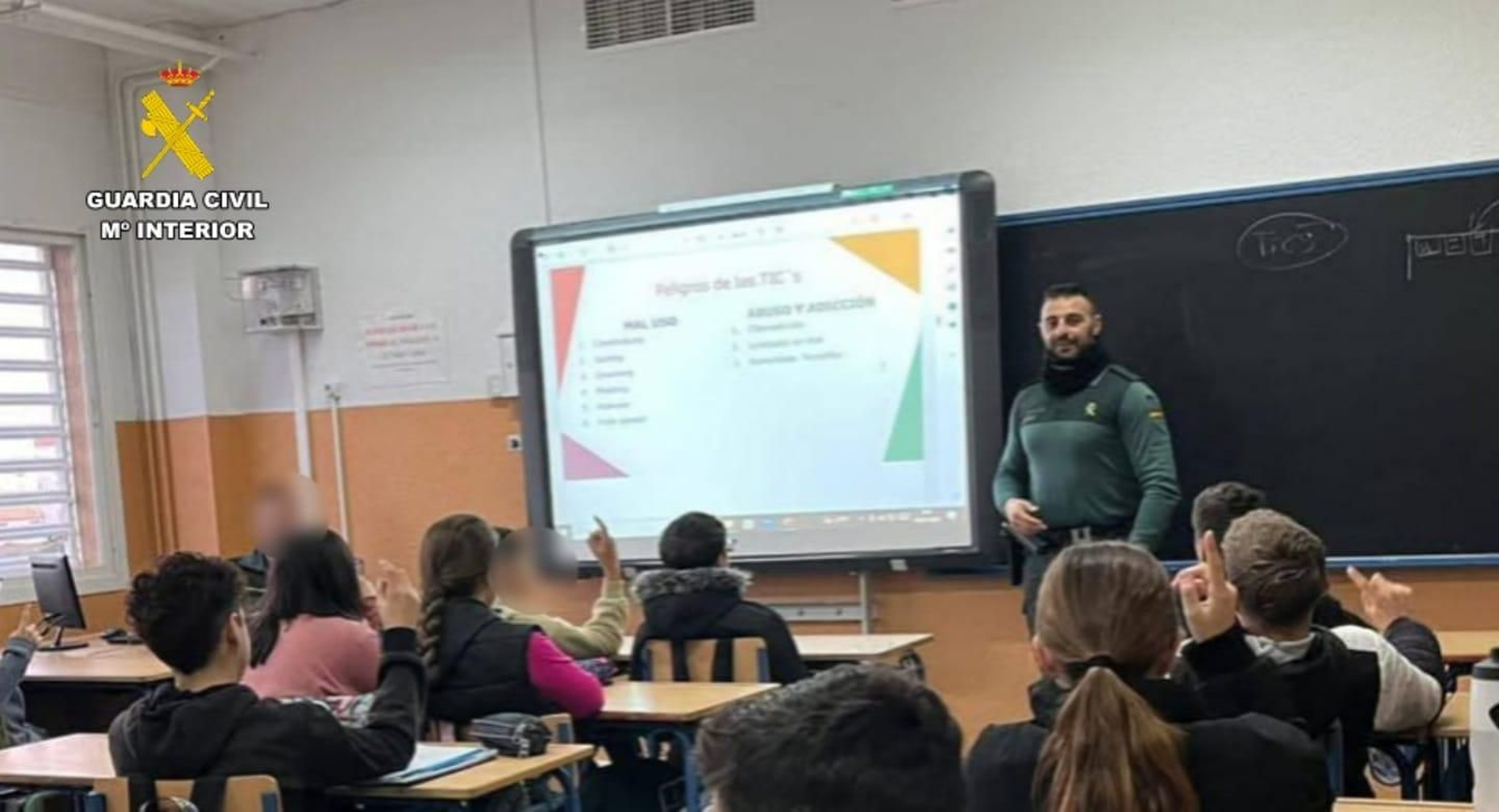 Un agente de la Guardia Civil, en un centro educativo.