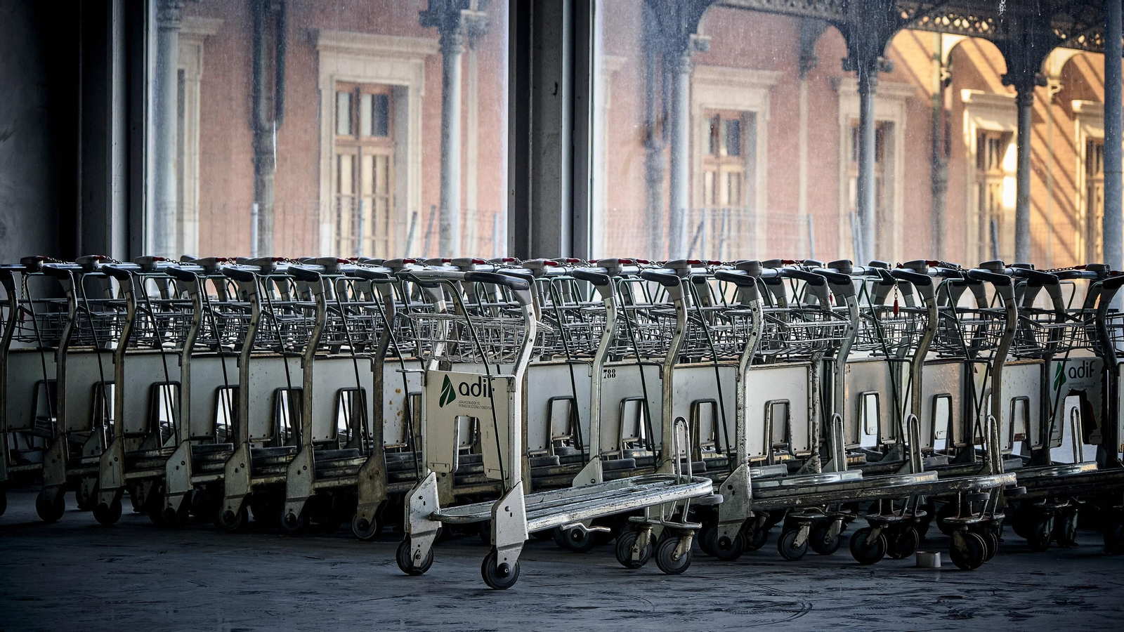 Interior del vestíbulo de la estación de Adif de Cádiz.