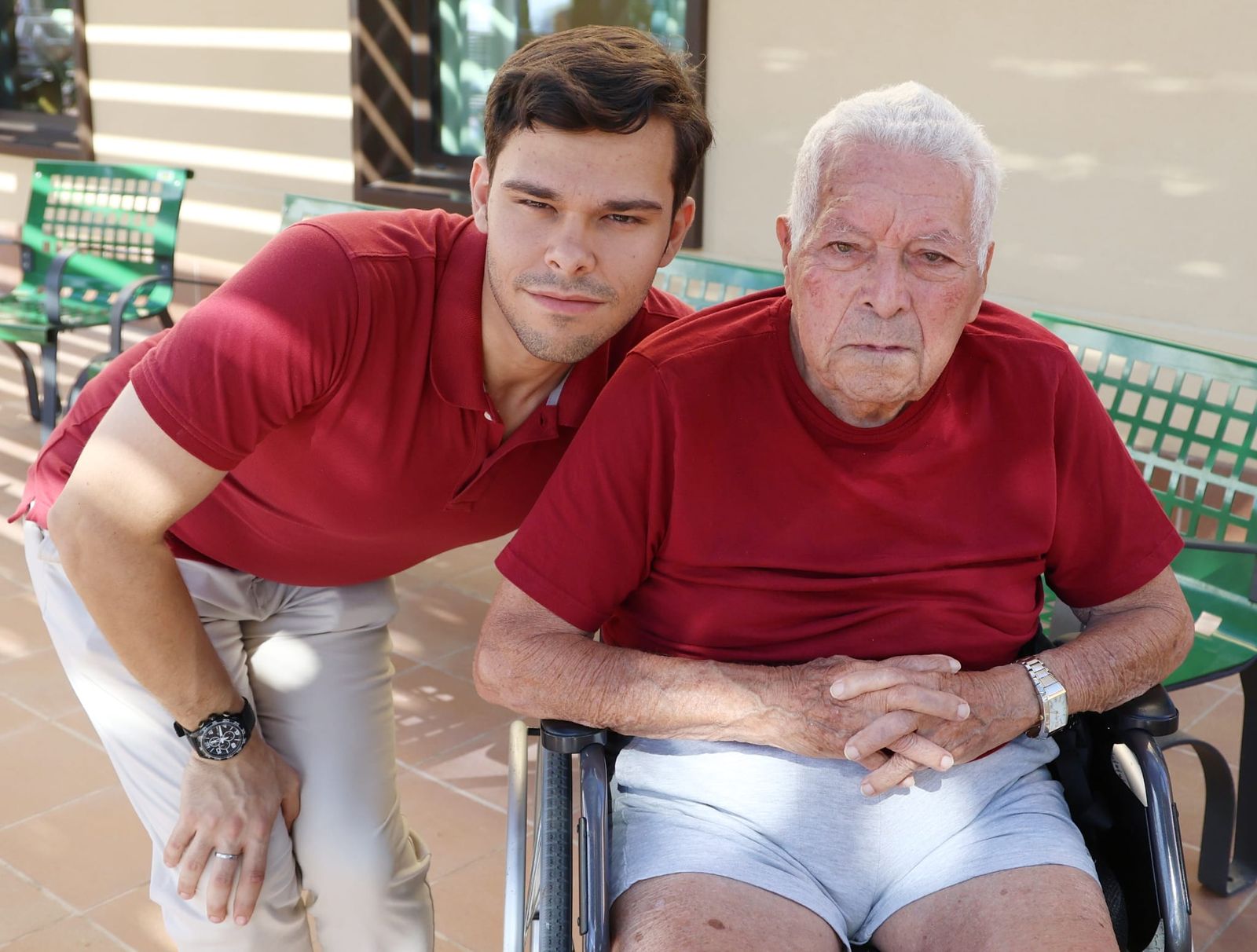 El director del corto 'Mi tío Manolo', Pablo José Martínez, con el protagonista, Manuel Díaz