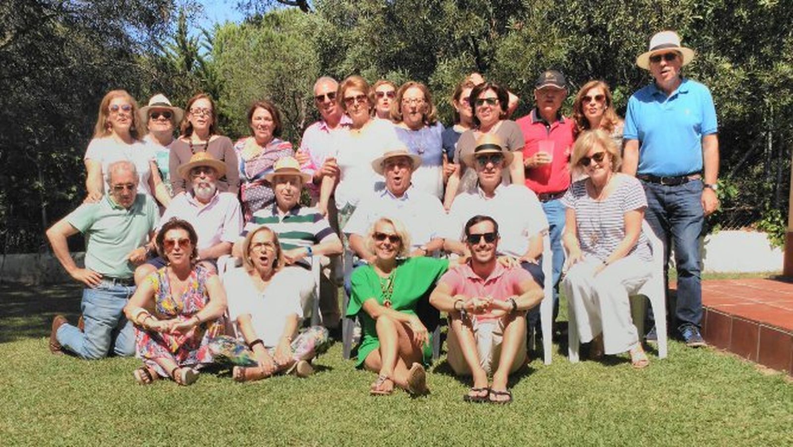 Mabelón y Nena Delgado Lallemand, Amparo Beato, Alejandro Delgado José Luis García -Zaragoza, Fernando Rodríguez Murillo, Javier y Alejandro Delgado Lallemand,  Martín Marías, Coral Bejerano, Pilar Arias, Paco Capilla, Isabel Guerrero, Ángeles Olmo, Enrique Aznar, Salud Sánchez-Estévez, Carmen Alonso, Campo González, Begoña Aguirregomezcorta, Rosario Domínguez, José Ramón Galván y Marcos Arce.