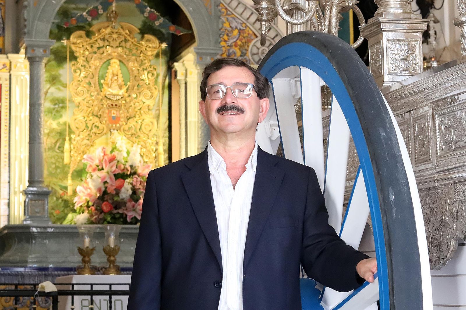 Antonio Sánchez de Piña junto a la carreta y ante el Simpecado.