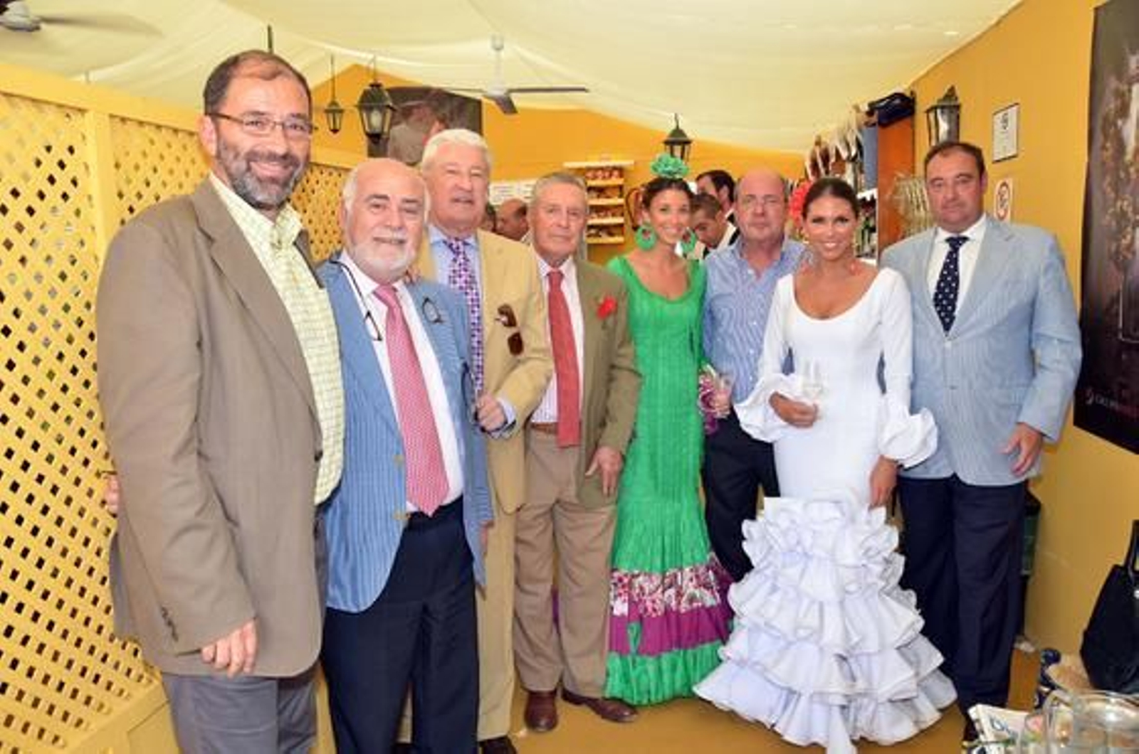 Fernando Santiago, presidente de la Asociación de la Prensa de Cádiz, Antonio Grimaldi; Miguel Nuche, José Román delRío, Irene Guerrero, Manuel de la Peña, ex director de Diario de Jerez y Diario de Cádiz, junto a su hija Paula; y el director general de Grupo Joly, Tomás Valiente.

Foto: Manuel Aranda
