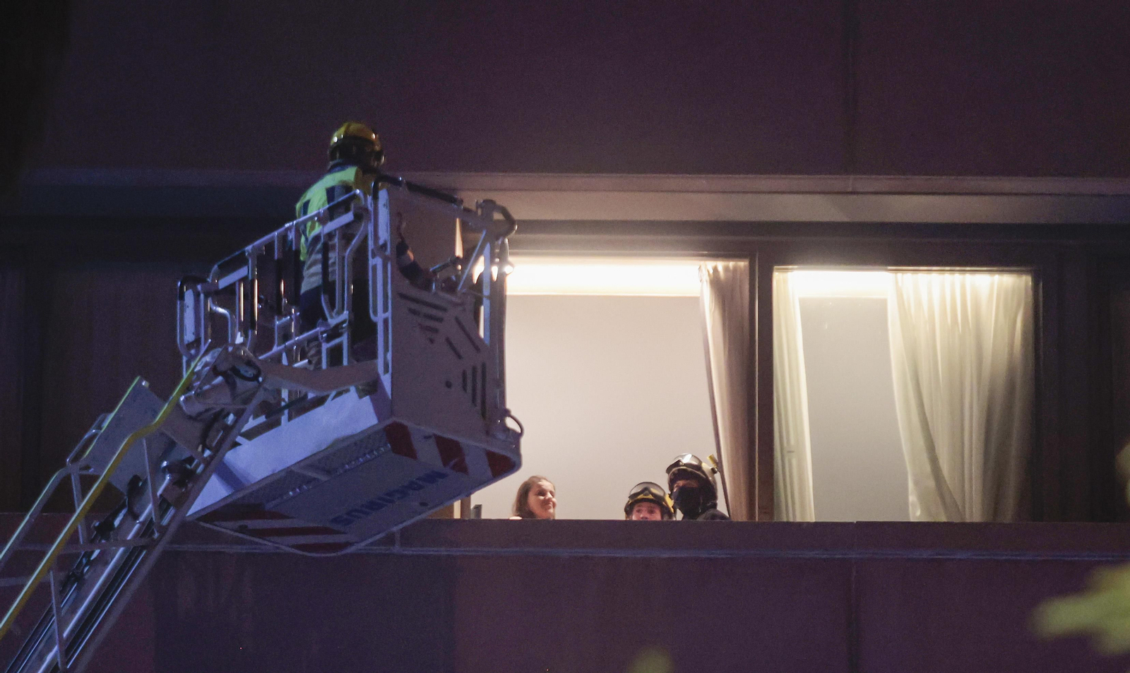 Las imágenes del incendio en el Hotel Isla de la Cartuja