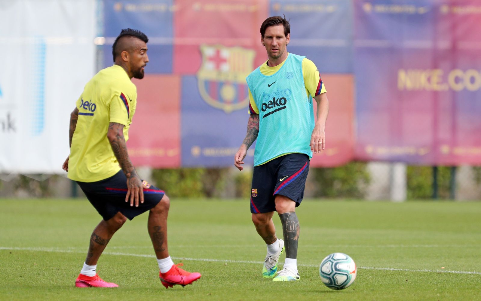 Arturo Vidal y Leo Messi, durante un entrenamiento con el Barcelona
