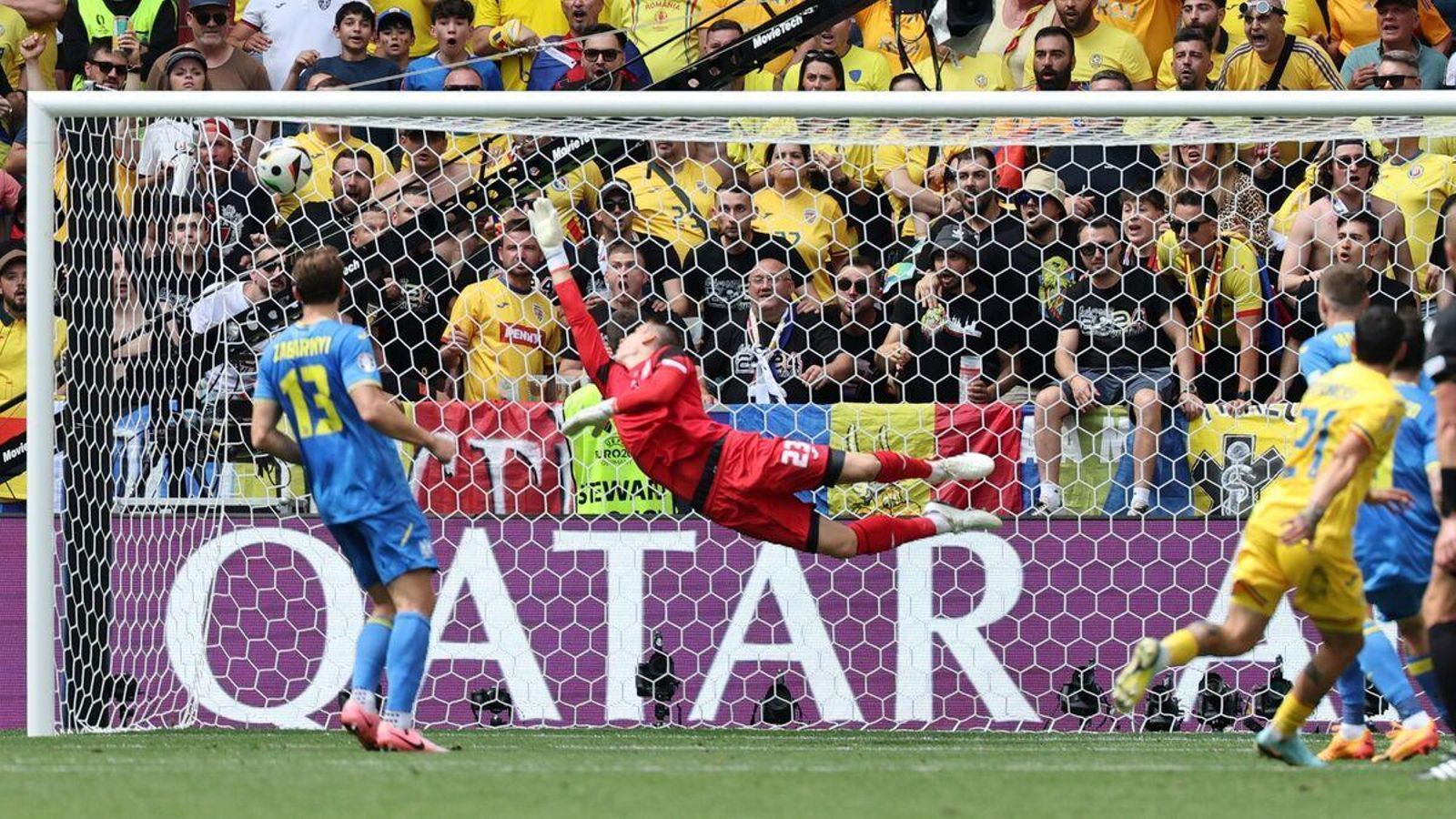 Nicolae Stanciu de Rumania marca el gol 1-0 contra el portero Andriy Lunin de Ucrania durante UEFA EURO 2024
