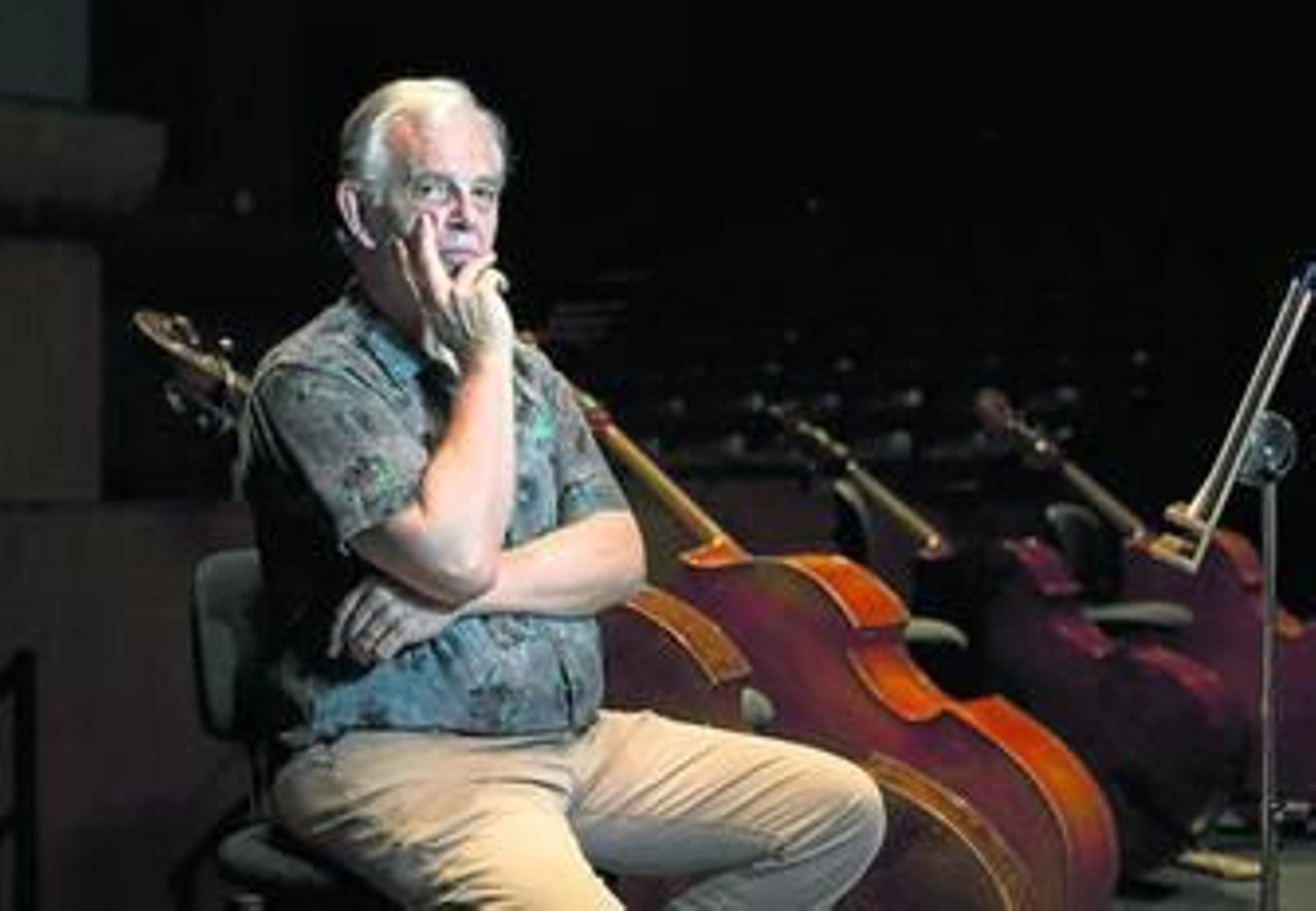El compositor californiano Bruce Broughton, en un descanso de los ensayos con la ROSS en el Teatro Maestranza.