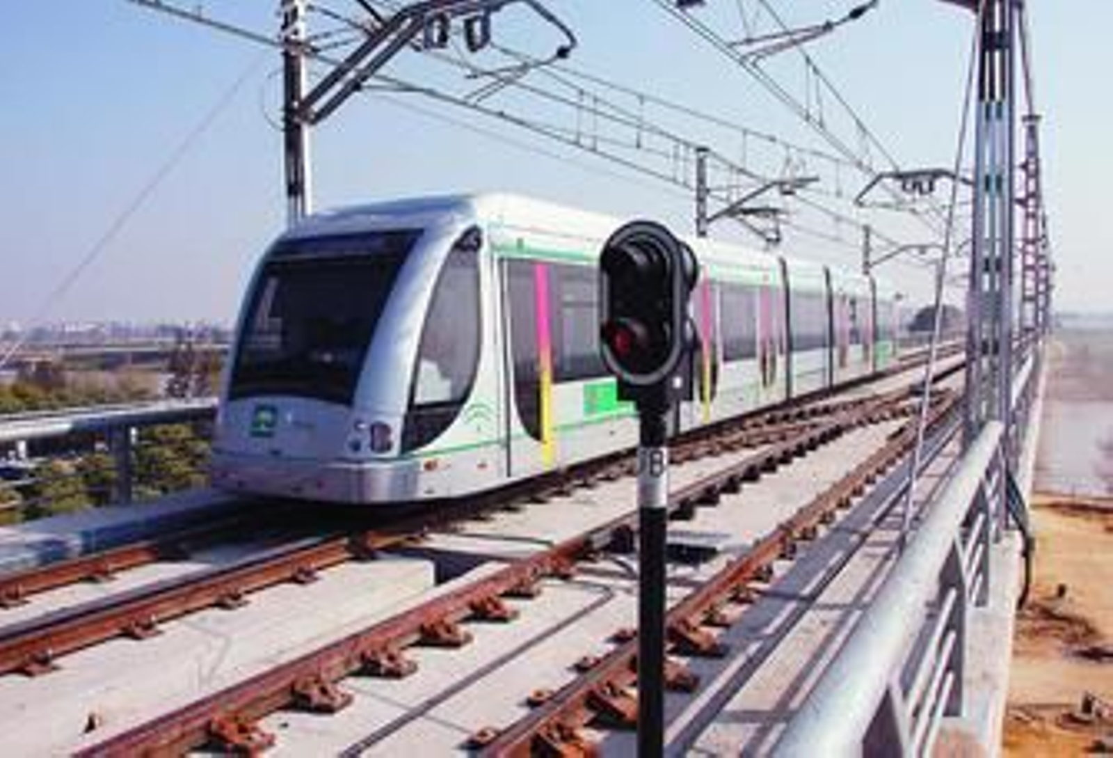Uno de los trenes del Metro realiza pruebas por el puente de San Juan.
