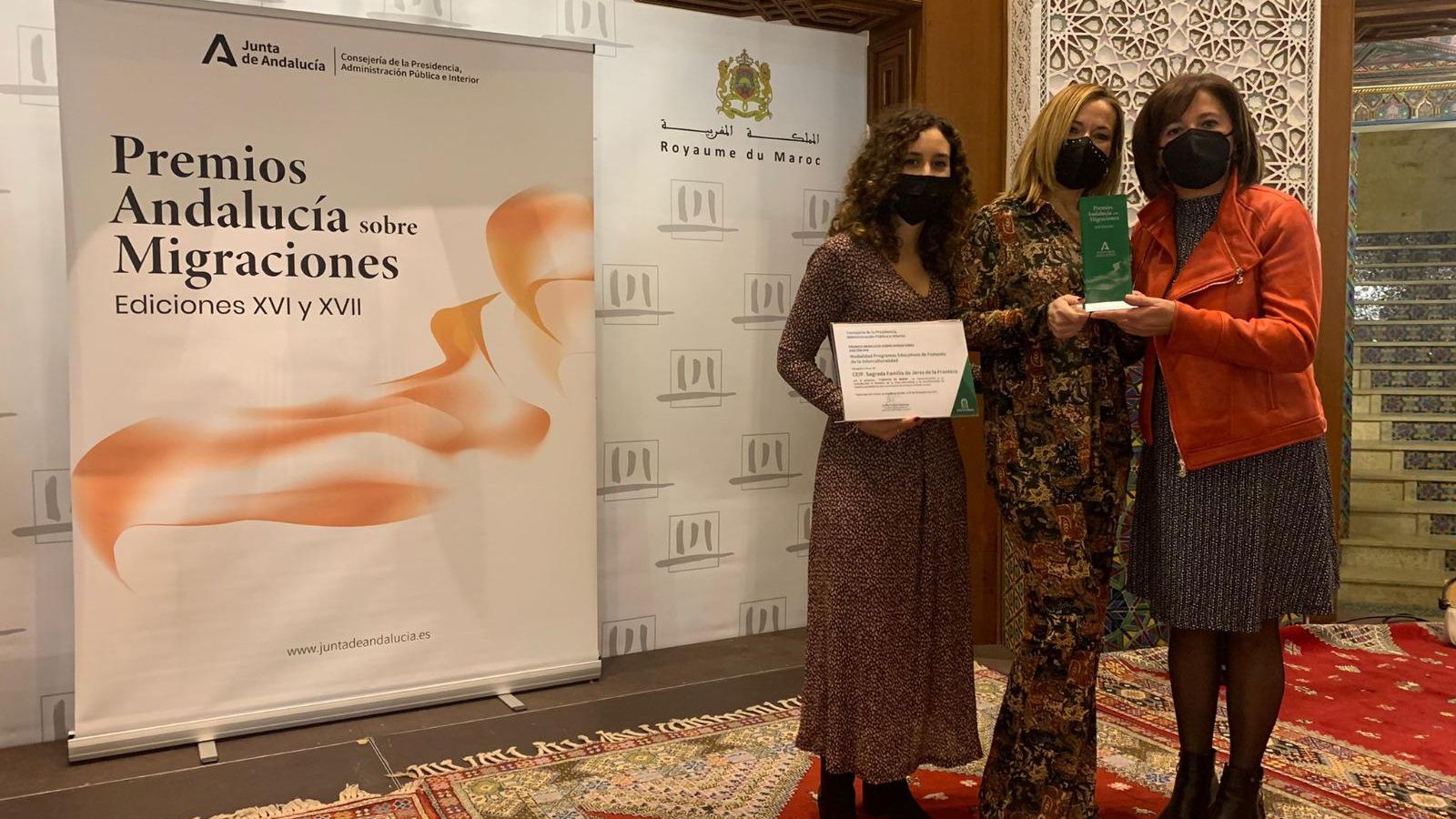 La directora del centro y otros miembros del claustro, recibiendo el último premio en Sevilla.