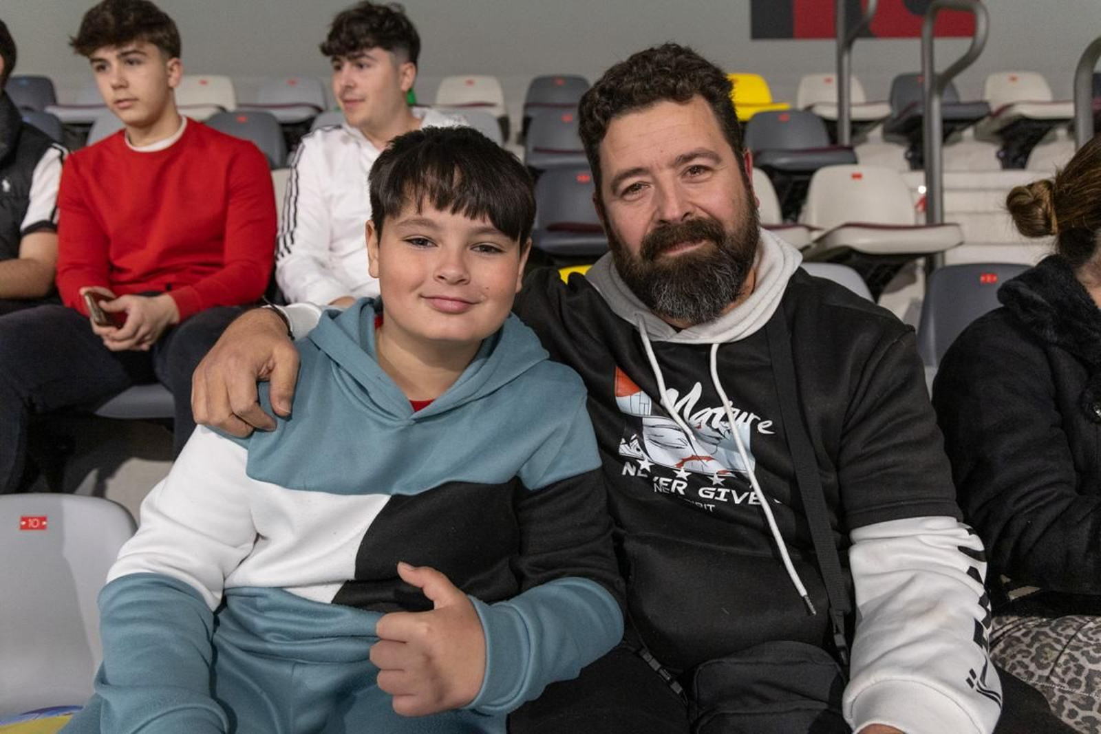 La fiesta amarilla en la goleada del Jaén FS al Barça, en imágenes