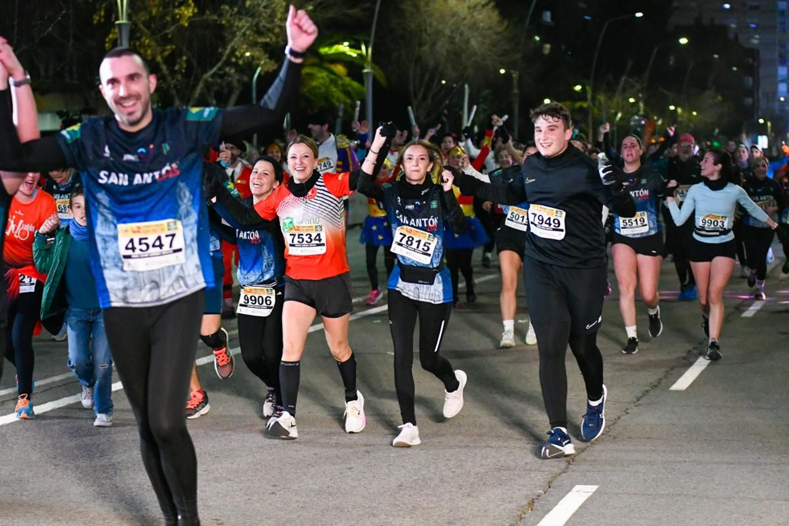 En imágenes: búscate en tu llegada a meta de la Carrera de San Antón 2025 (12)