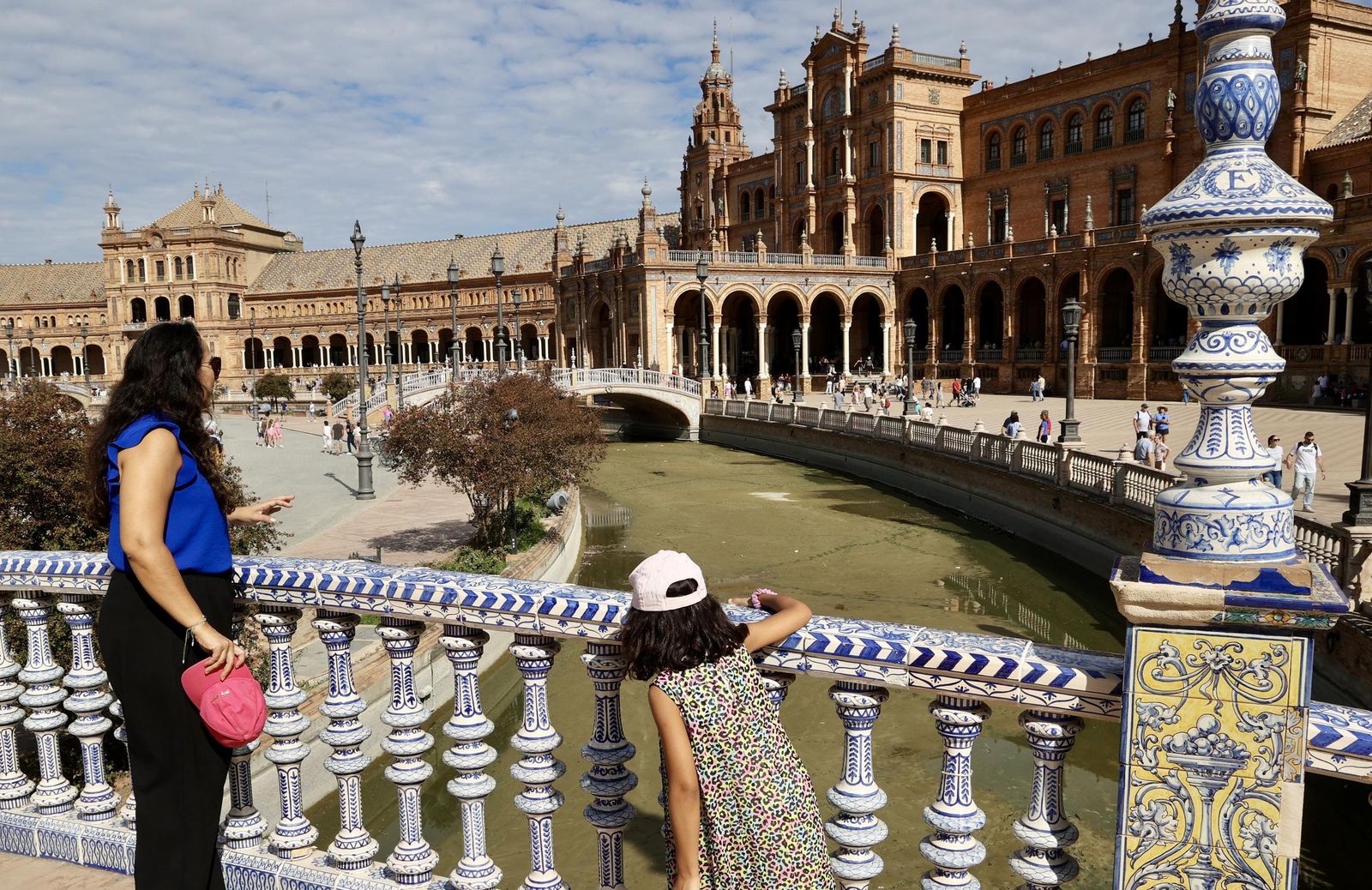 Vaciado de la ría de la Plaza de España para su liemza y restauración