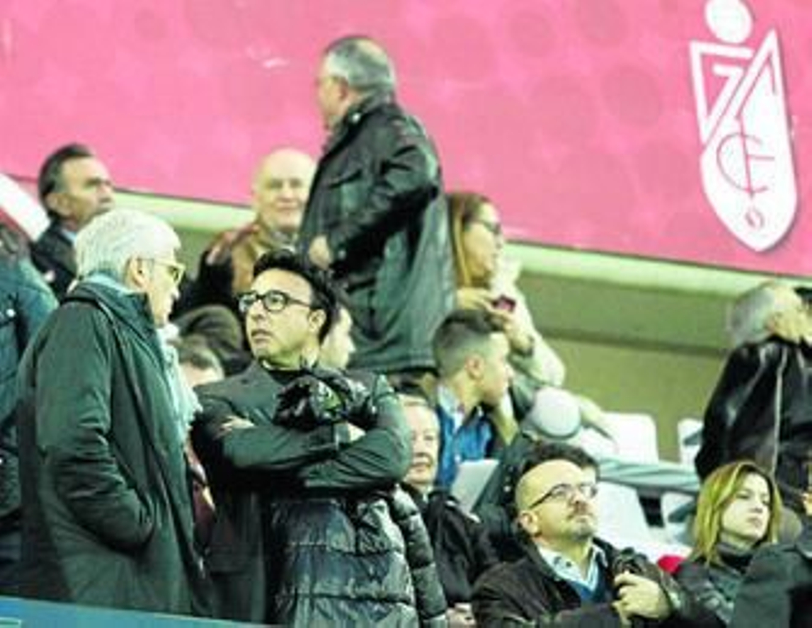 Quique Pina aguarda el comienzo del partido contra el Atlético de Madrid en Los Cármenes.