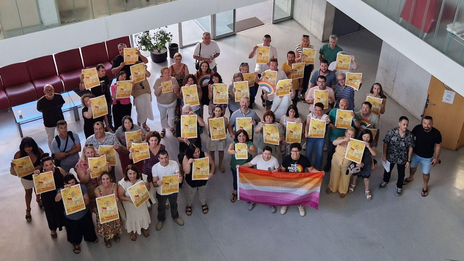 La delegación del sindicato durante la concentración en la sede para conmemorar el Día Internacional del Orgullo LGTBI La delegación del sindicato durante la concentración en la sede para conmemorar el Día Internacional del Orgullo LGTBI