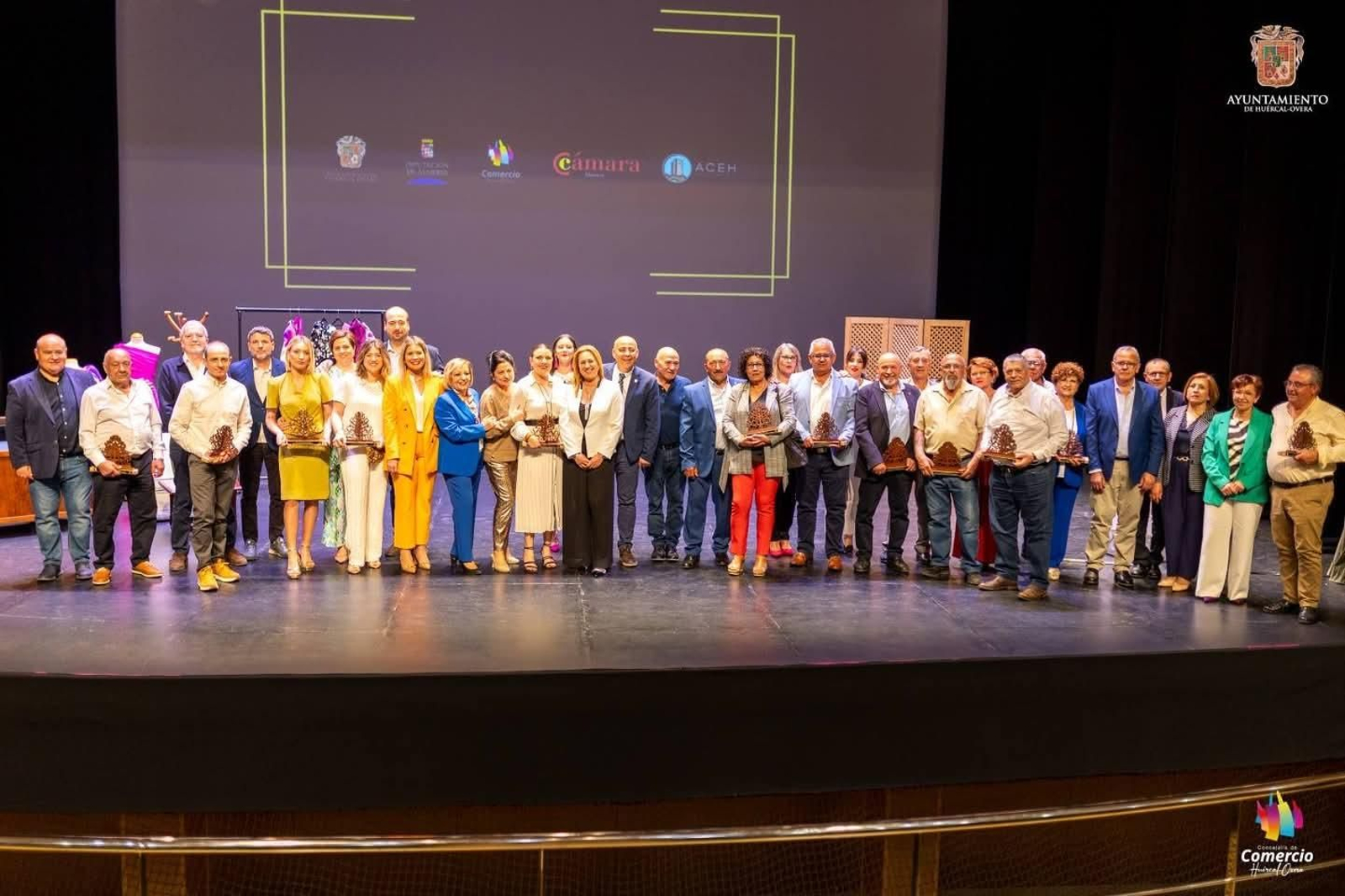 Foto de familia de todos los premiados.