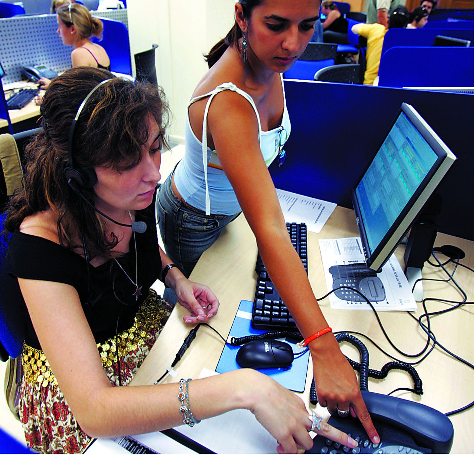 Dos teleoperadoras en una imagen de archivo