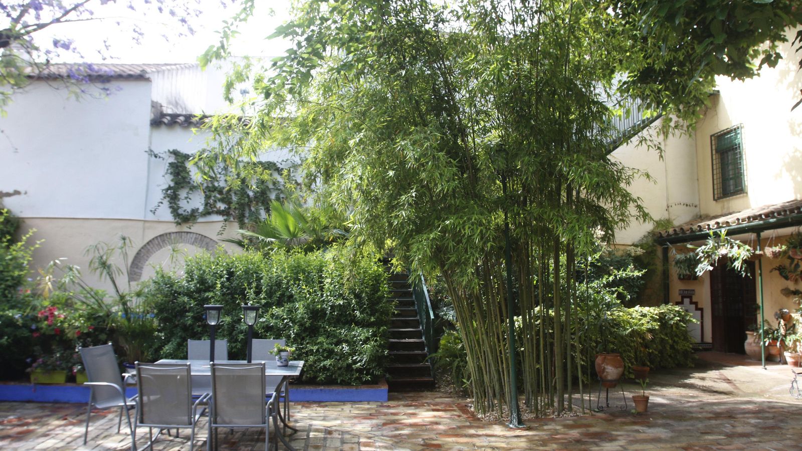 Uno de los rincones del  patio de Plaza de las Tazas, 11