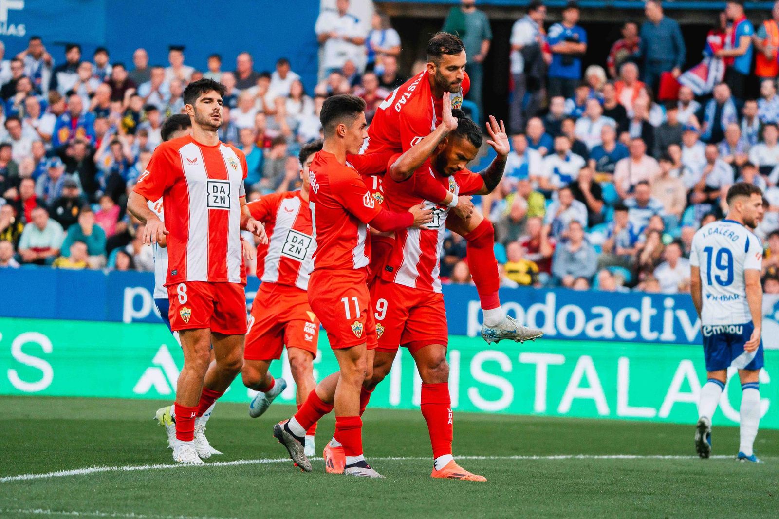 El equipo hace piña con Suárez tras marcar en La Romareda