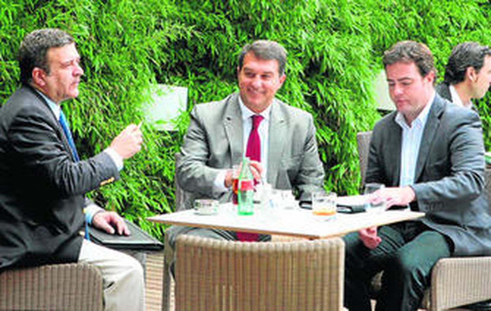 Alfonso López Tena, Joan Laporta y Uriel Bertran, momentos antes del acto en el que propusieron, ayer, una coalición independentista.