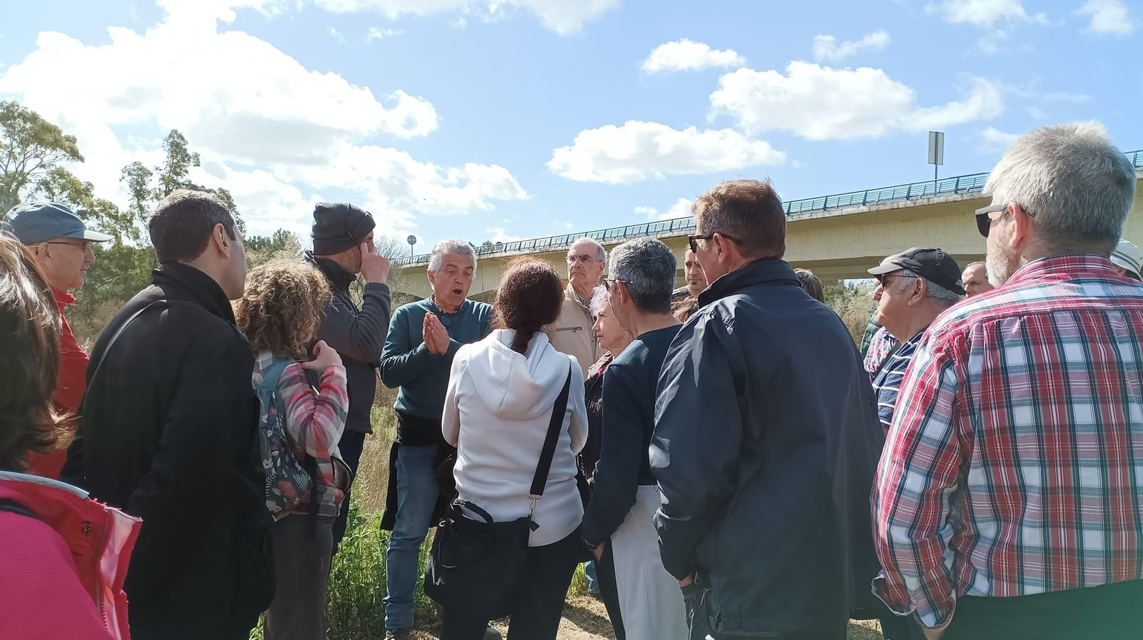Multitudinaria visita guiada al puente de Cartuja en Jerez