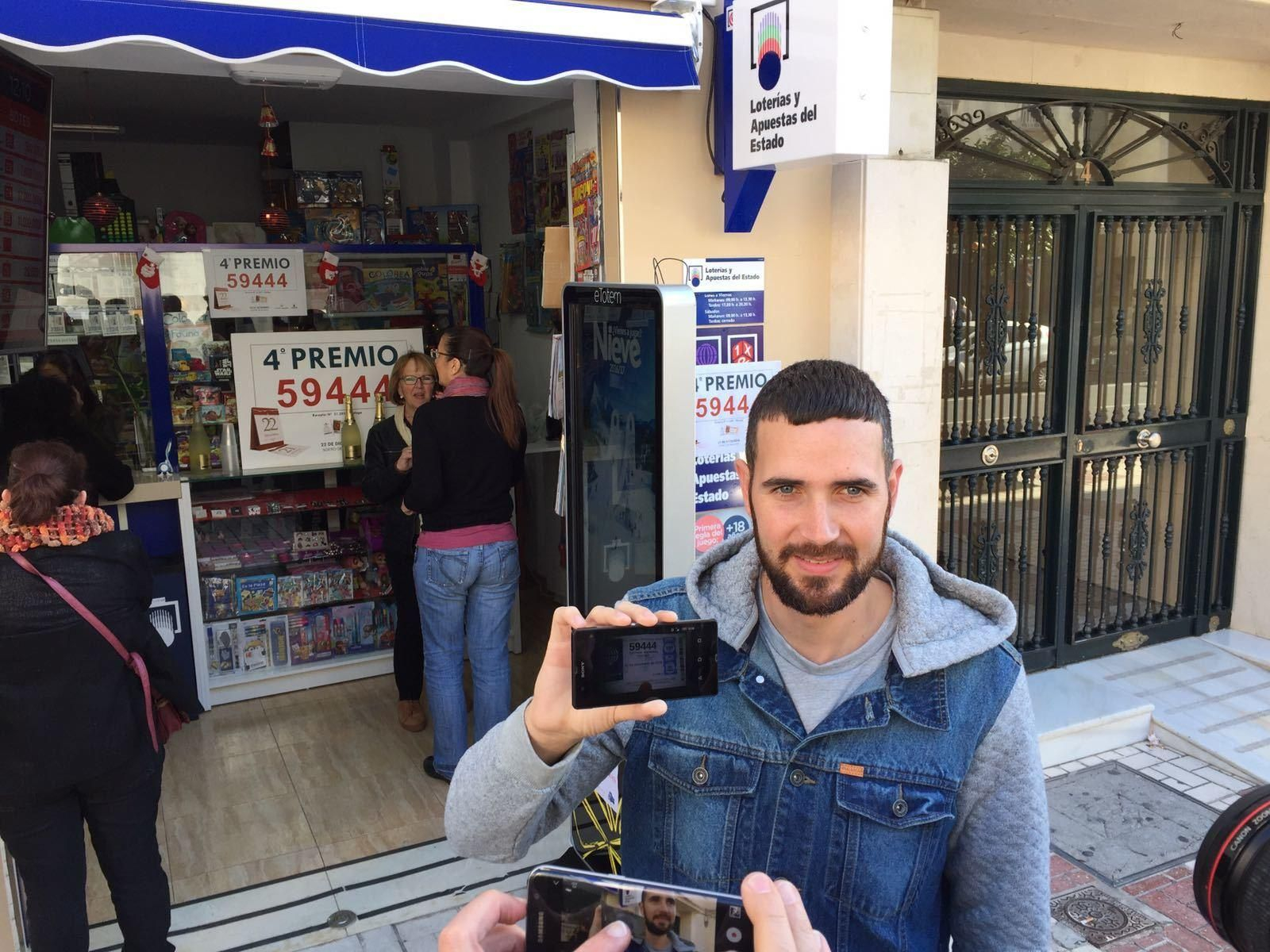 Jesús Carballo, agraciado con un décimo del cuarto premio.