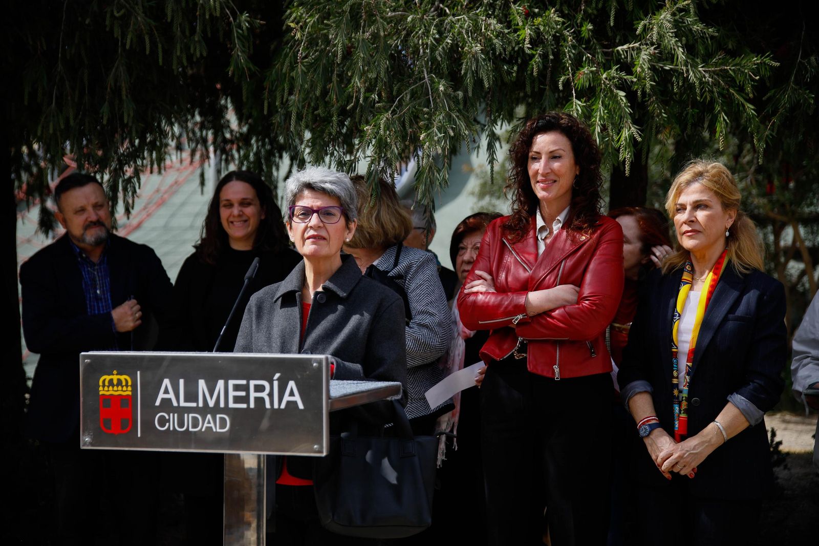 Las imágenes de la plantación de un olivo y el entierro de una cápsula del tiempo