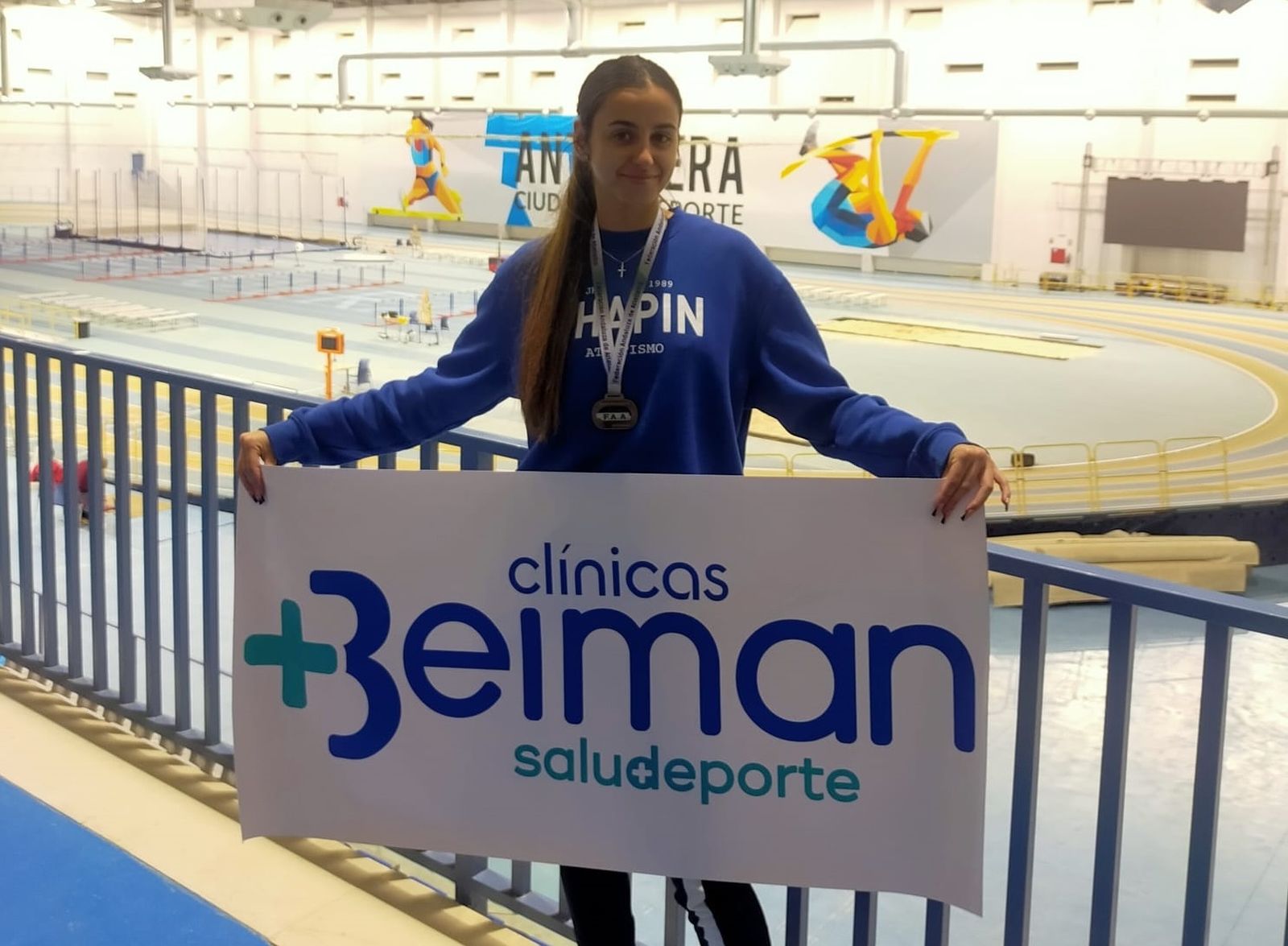 Marta Moreno posa tras lograr un nuevo oro en salto de altura.