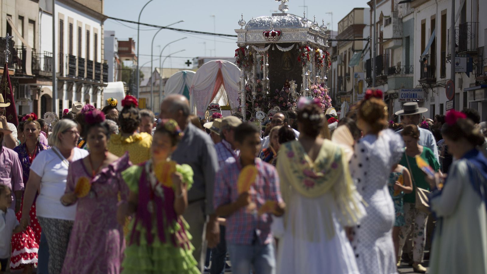 La comitiva romera de Coria atraviesa el centro del pueblo.