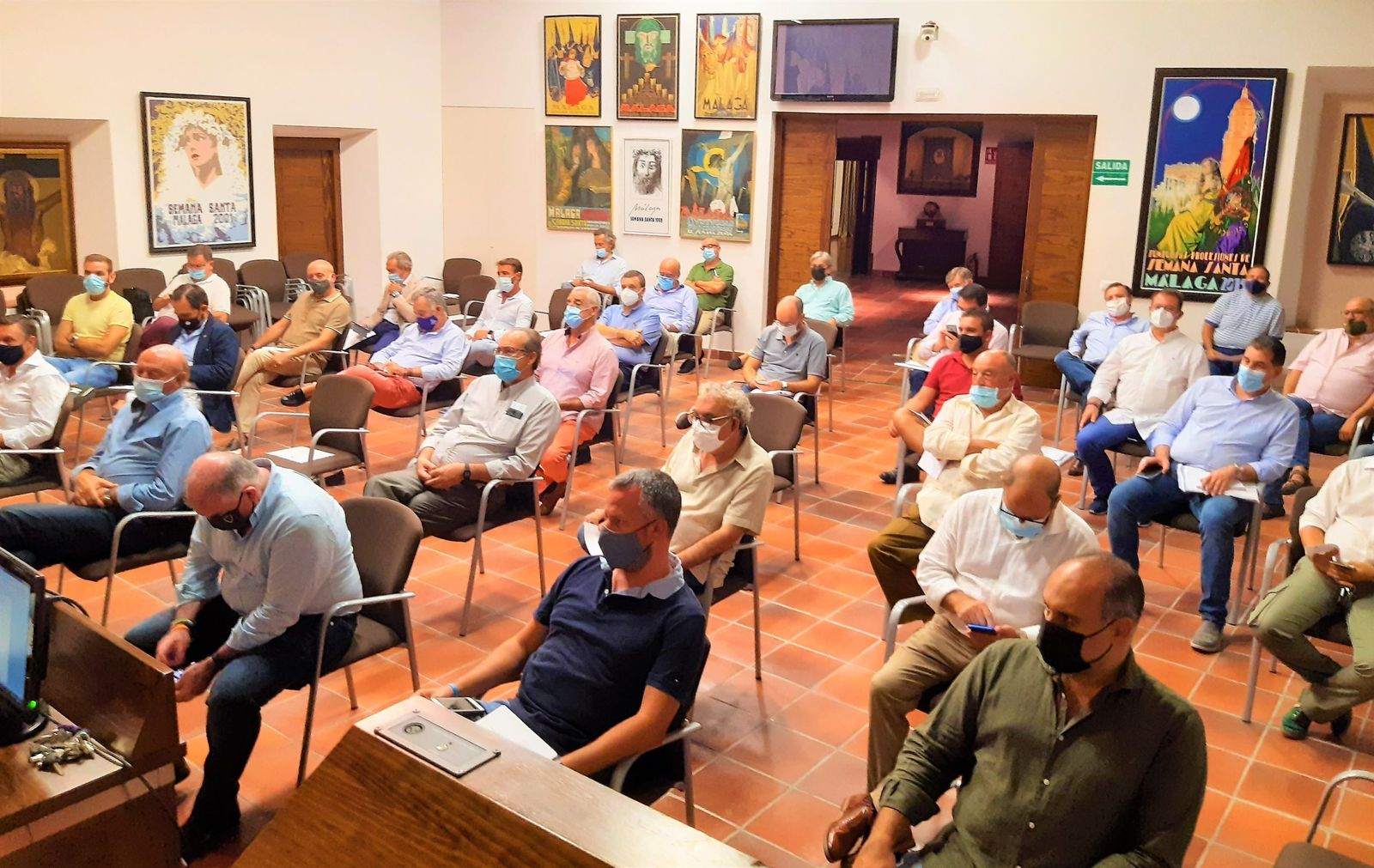 Hermanos mayores en la reunión mantenida en la sala capitular.