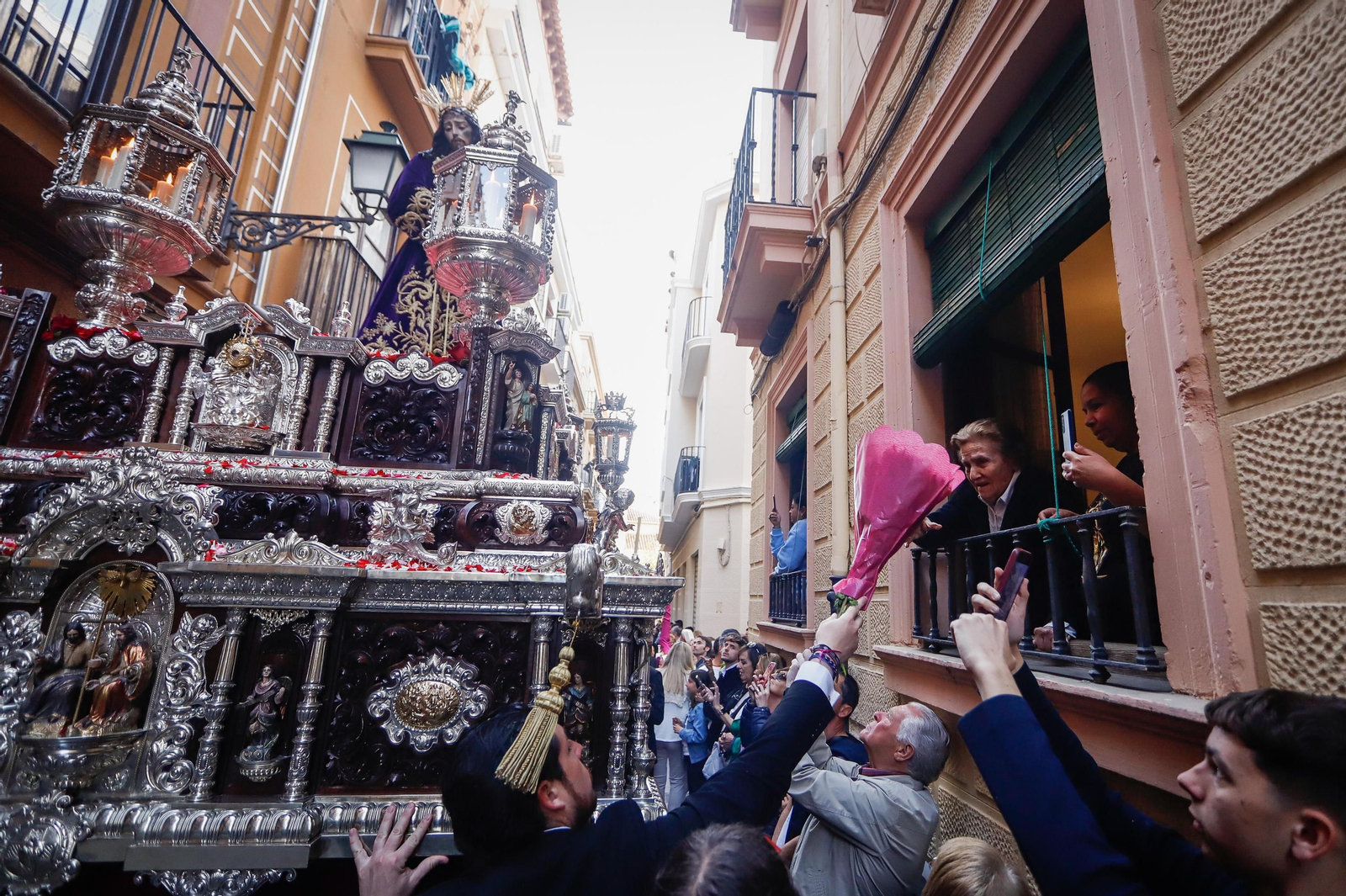 Crónica gráfica del Lunes Santo en Granada