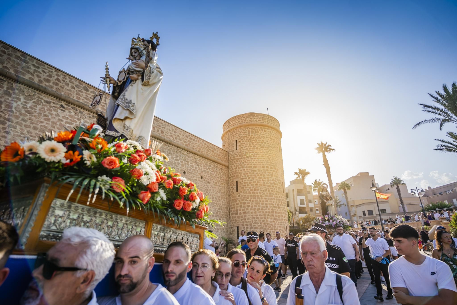 La procesión de la Virgen del Carmen y Santa Ana pone el broche final a las fiestas del Puerto de Roquetas