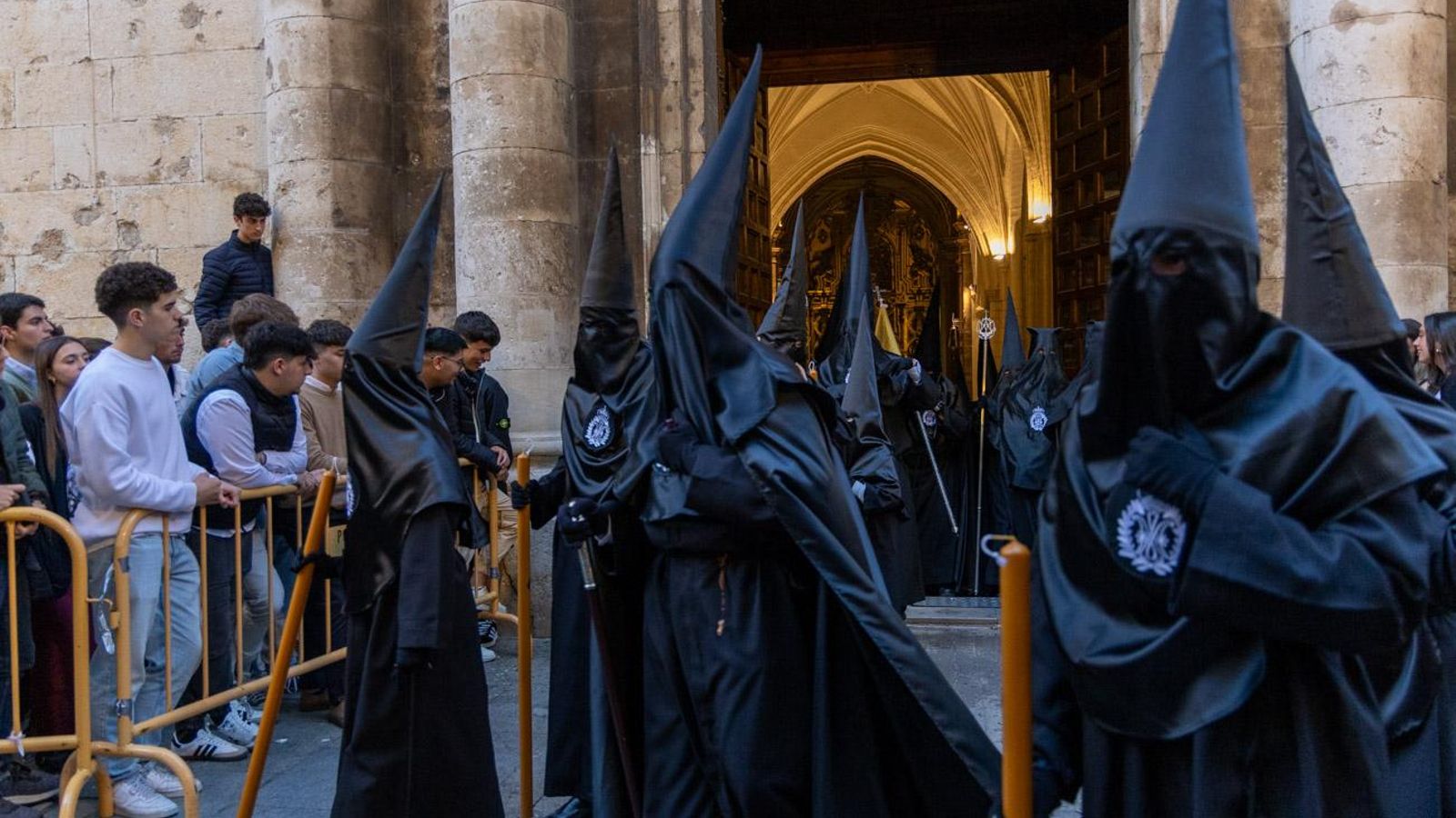 Luto y duelo en la noche del Viernes Santo, en imágenes