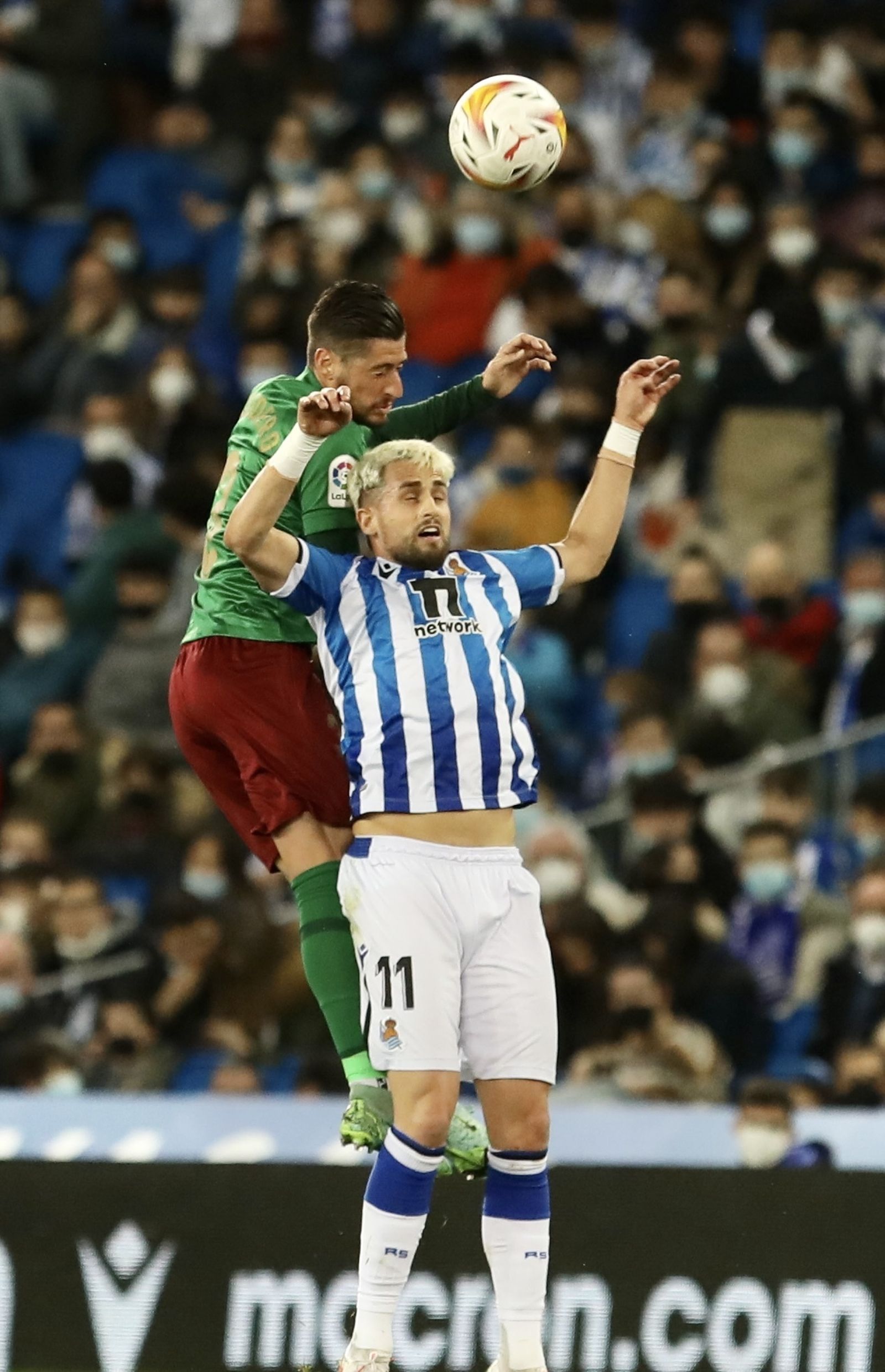 Escudero y Januzaj pugnan por arriba por el balón