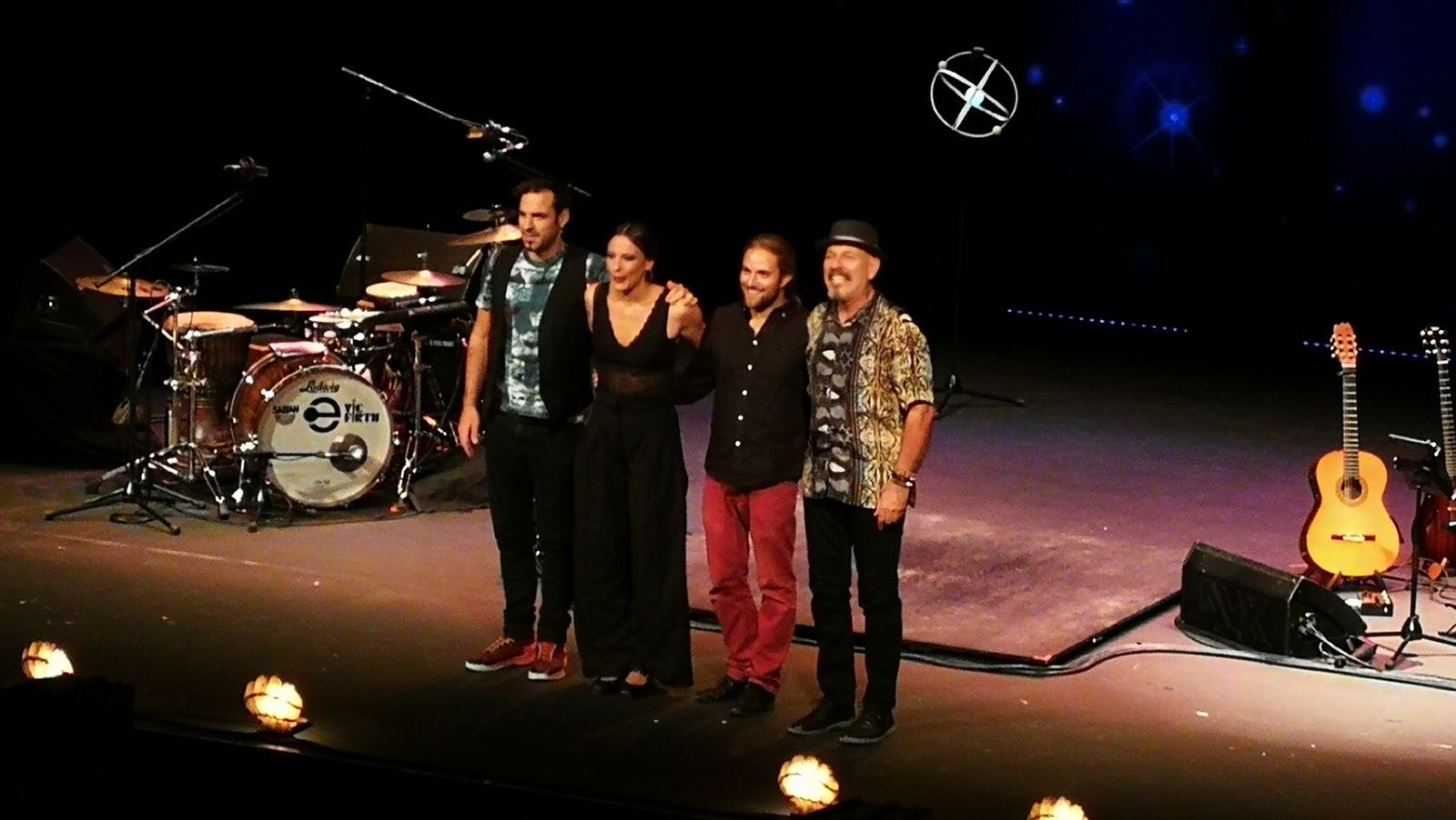 Javier Ruibal y sus hijos, Javier y Lucía, junto al guitarrista Pablo Domínguez.