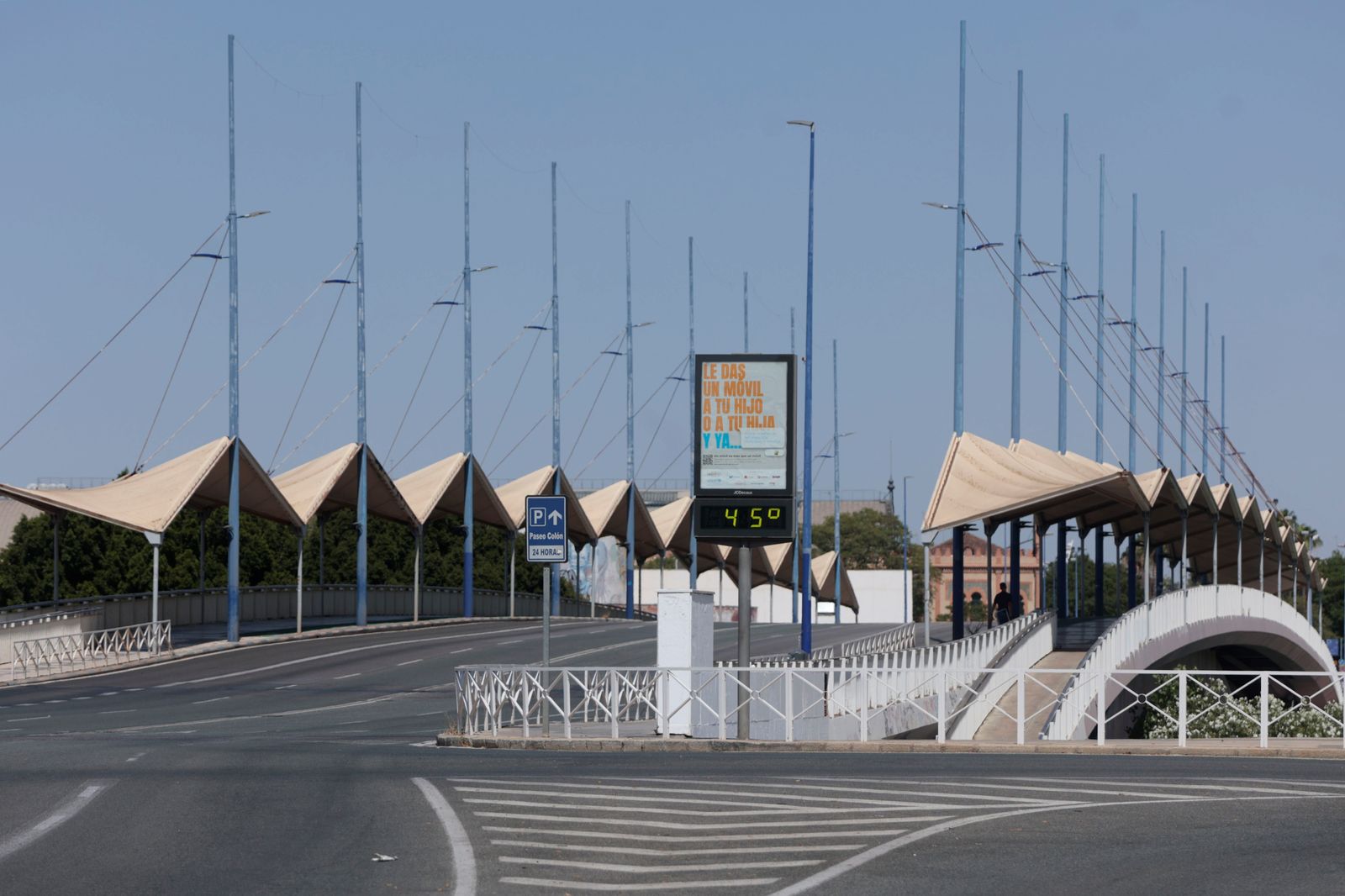 El termómetro junto al Puente de la Expiración con 45 grados en una imagen de estos días.