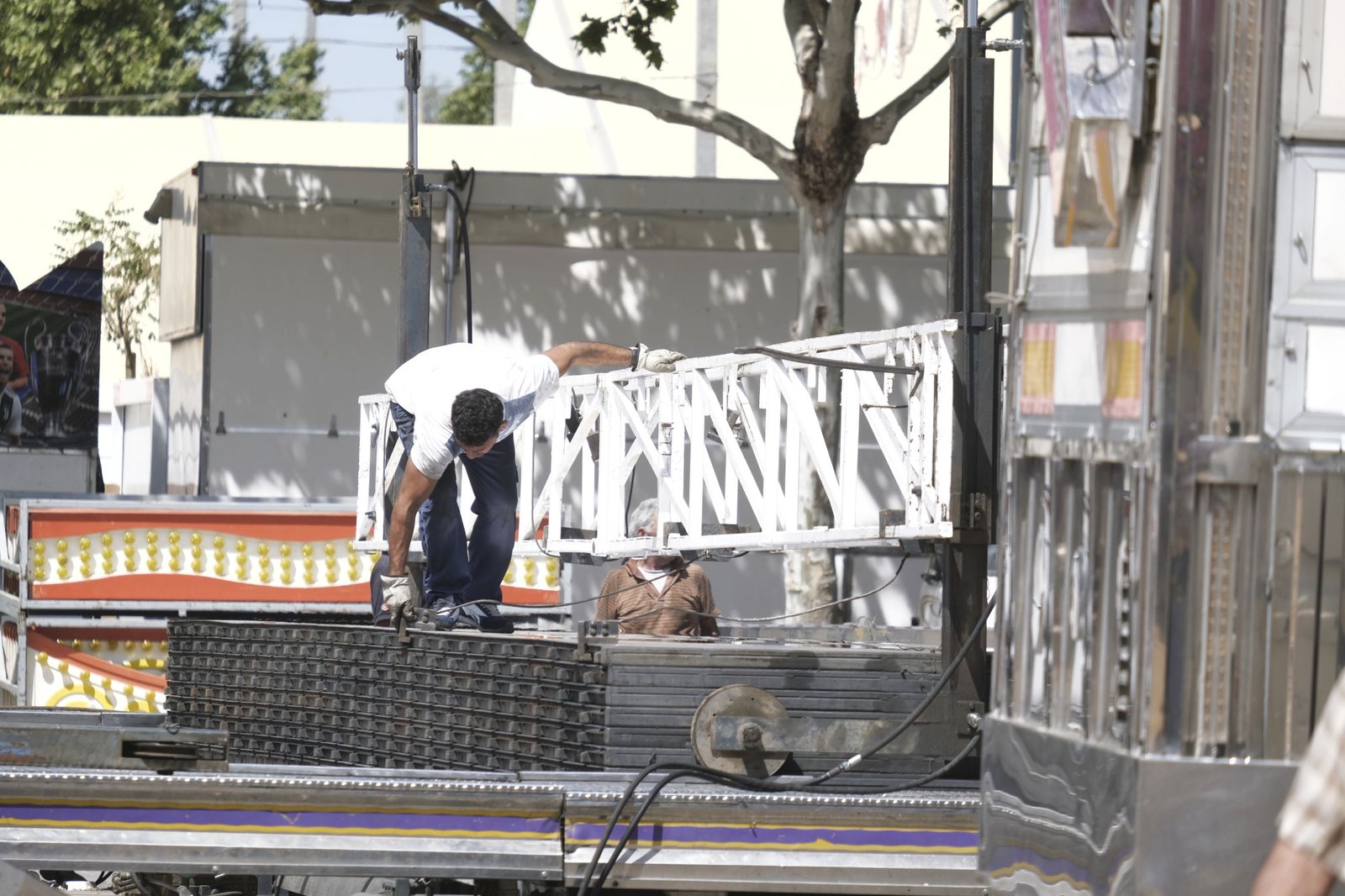 Adiós a la  Feria de Córdoba: El desmontaje de las casetas y las atracciones, en imágenes
