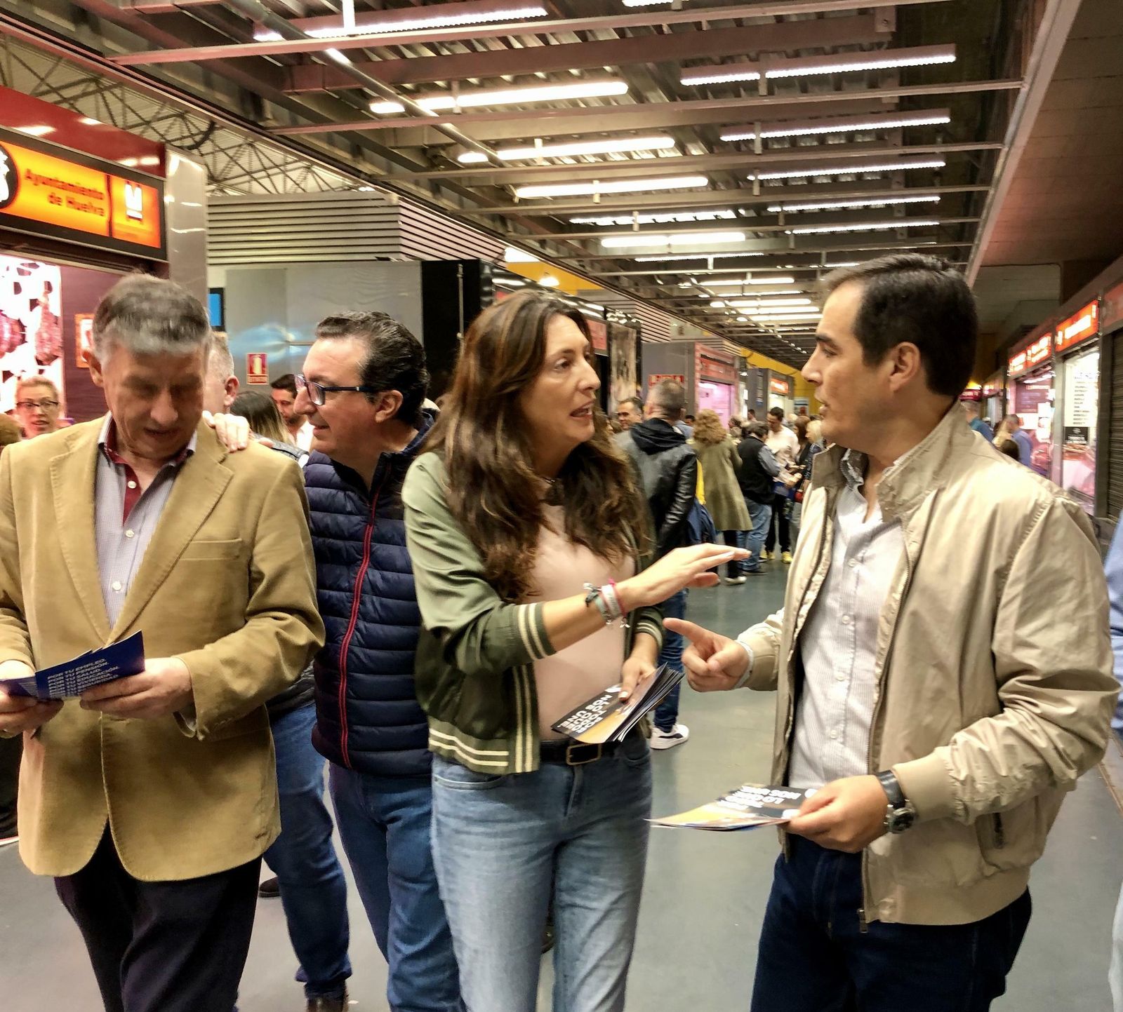 La secretaria del PP-A, Loles López, en el mercado del Carmen.