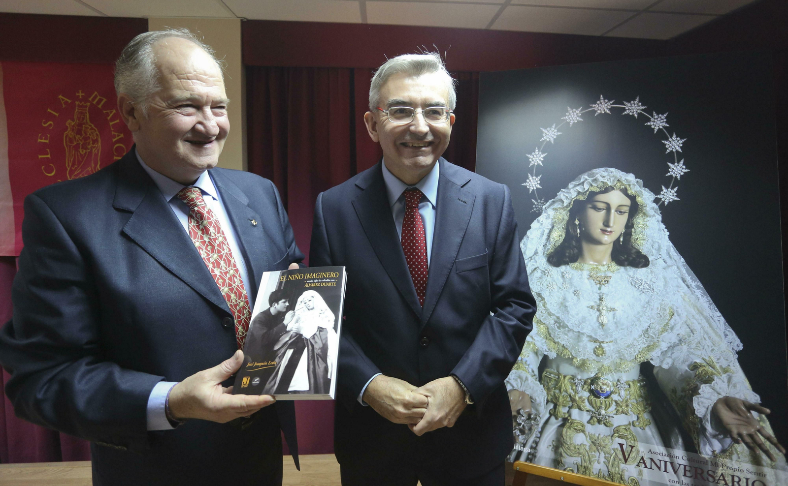 Álvarez Duarte, a la izquierda, durante la presentación de su biografía.