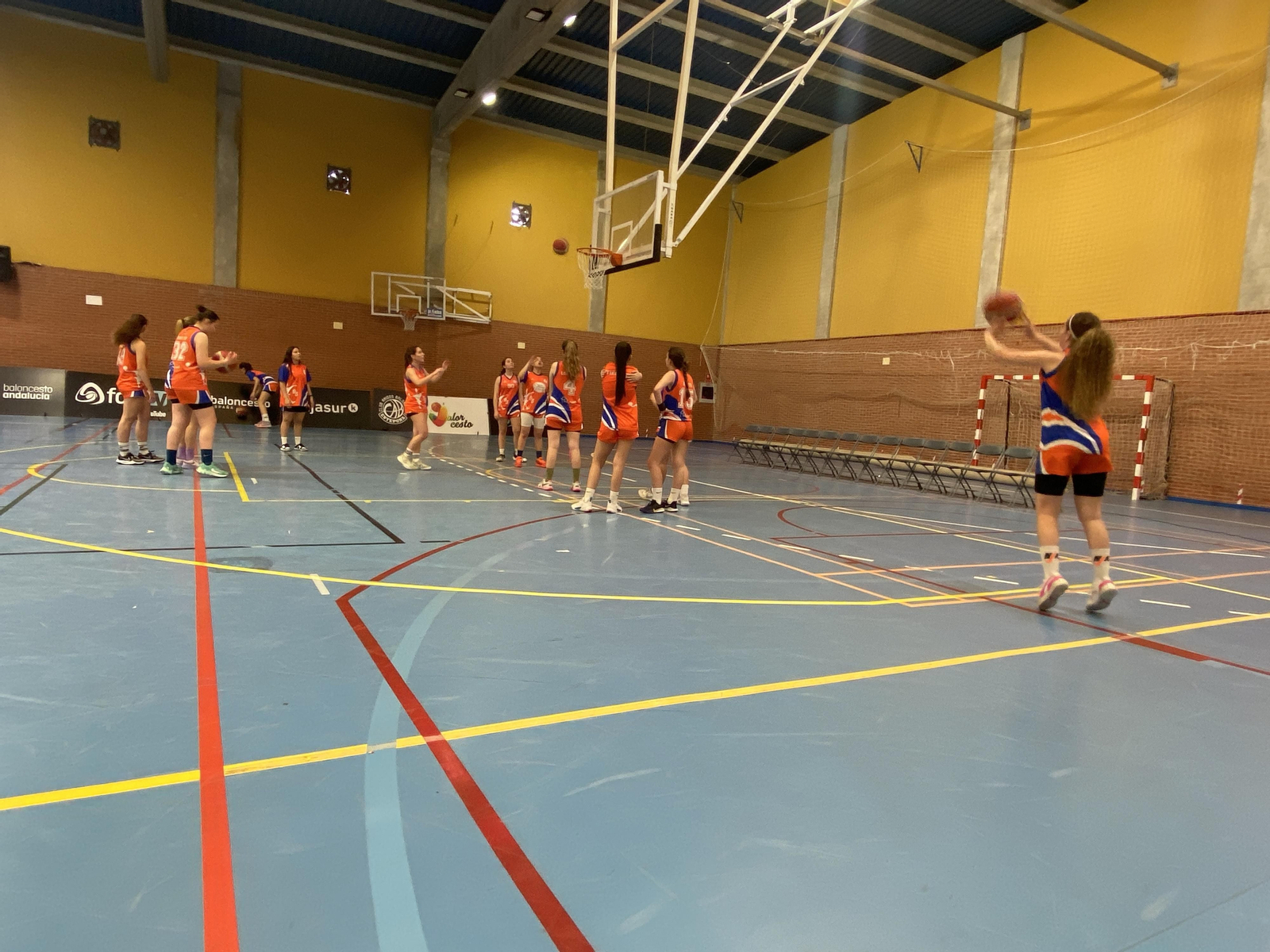 Imagen del calentamiento de las palmerinas antes del inicio del partido.