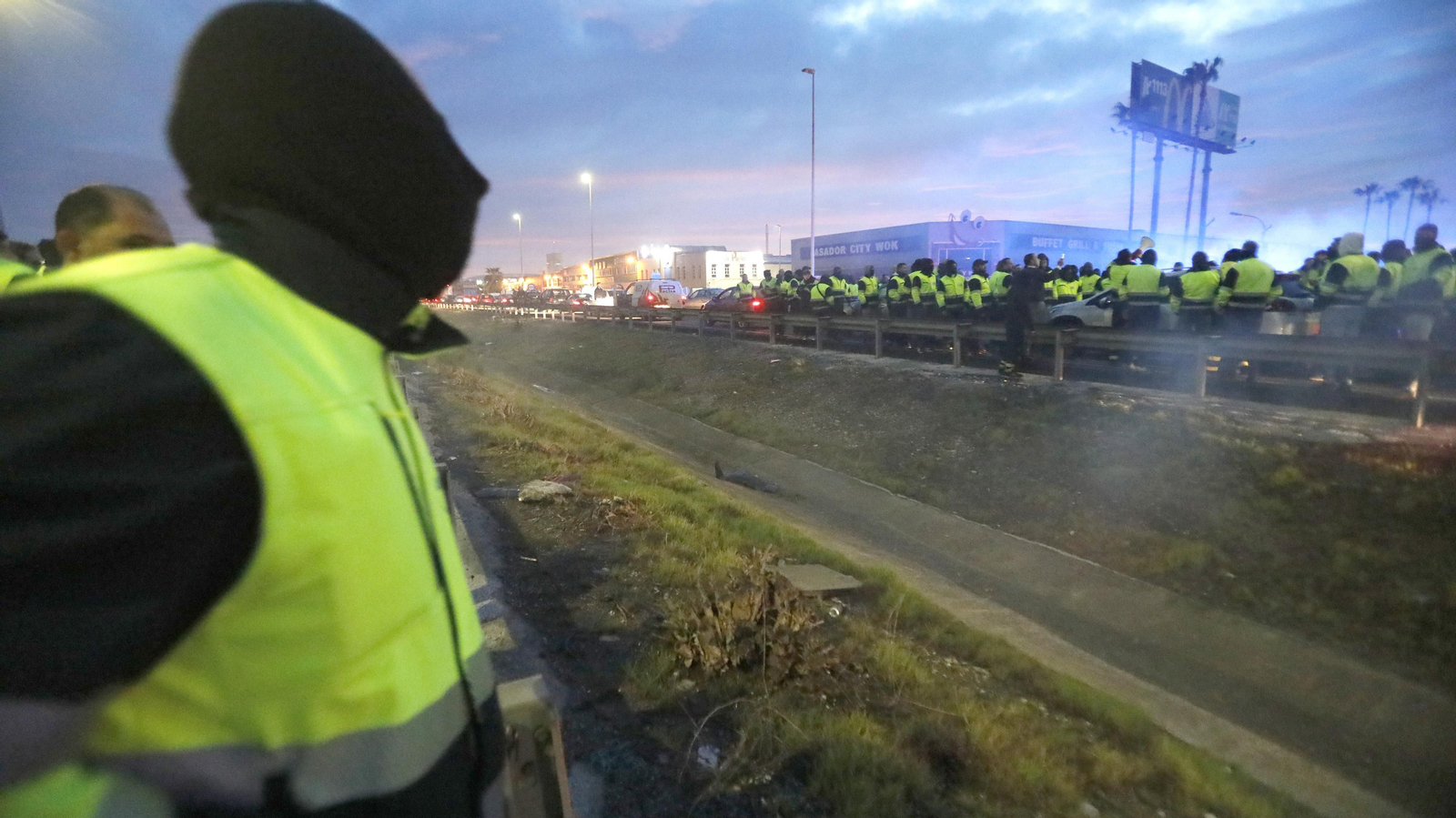 Imágenes del corte de la A-7 por los trabajadores de Acerinox en huelga, este viernes