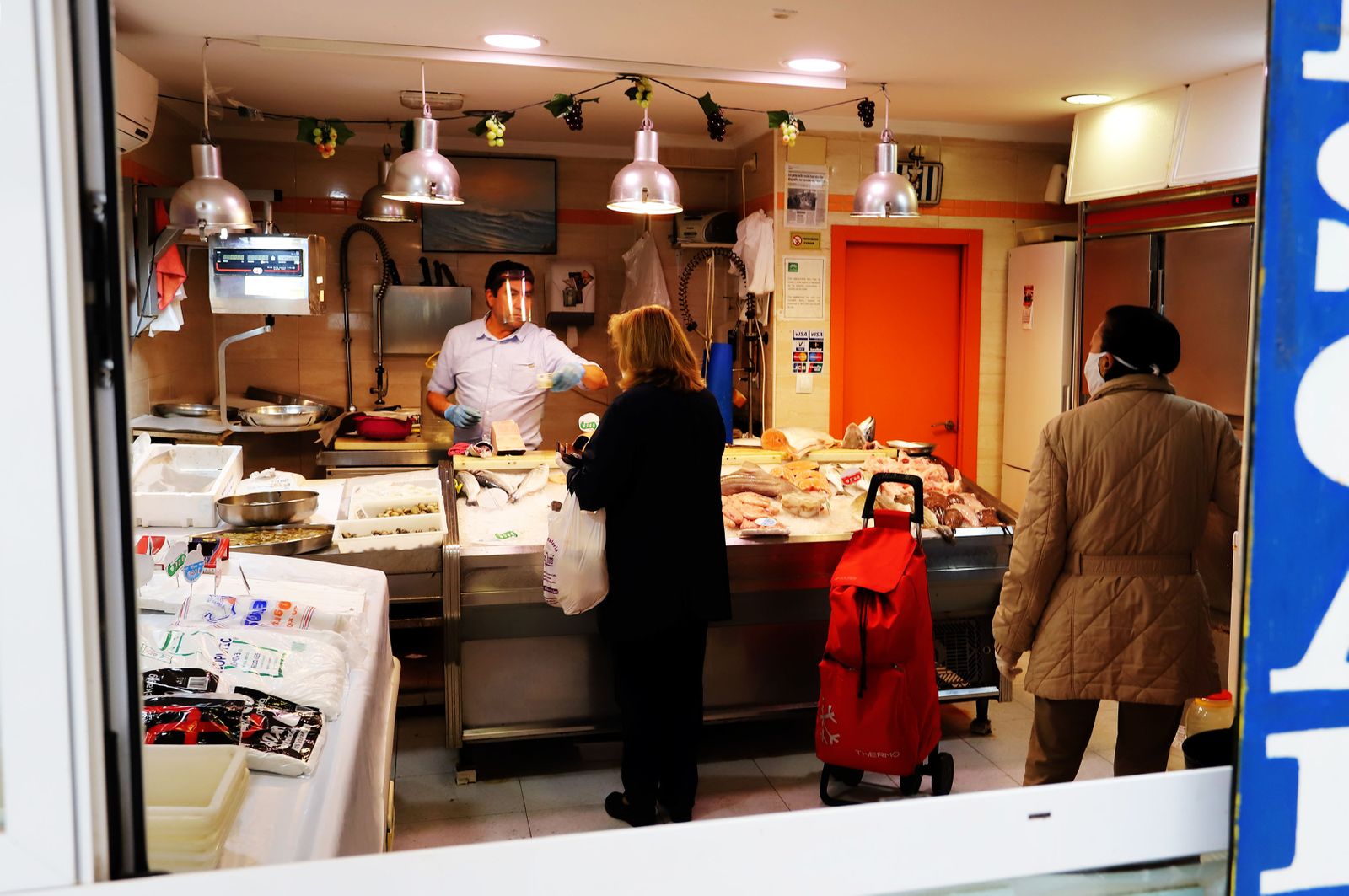 Imágenes de la actividad en las pequeñas tiendas de alimentación, fruterías y pescaderías