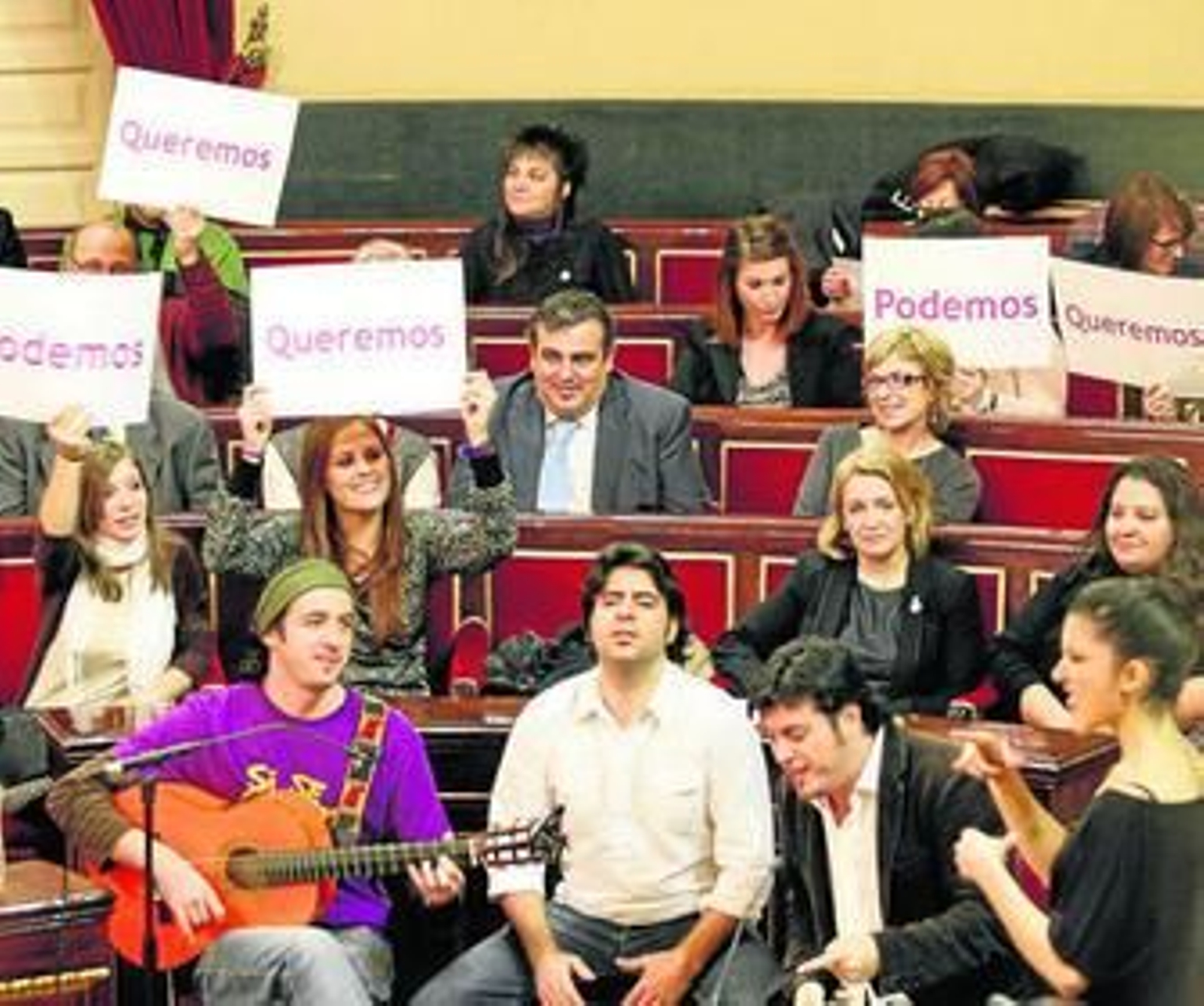 El Senado se convirtió en una fiesta reivindicativa con la actuación de El Desván del Duende.