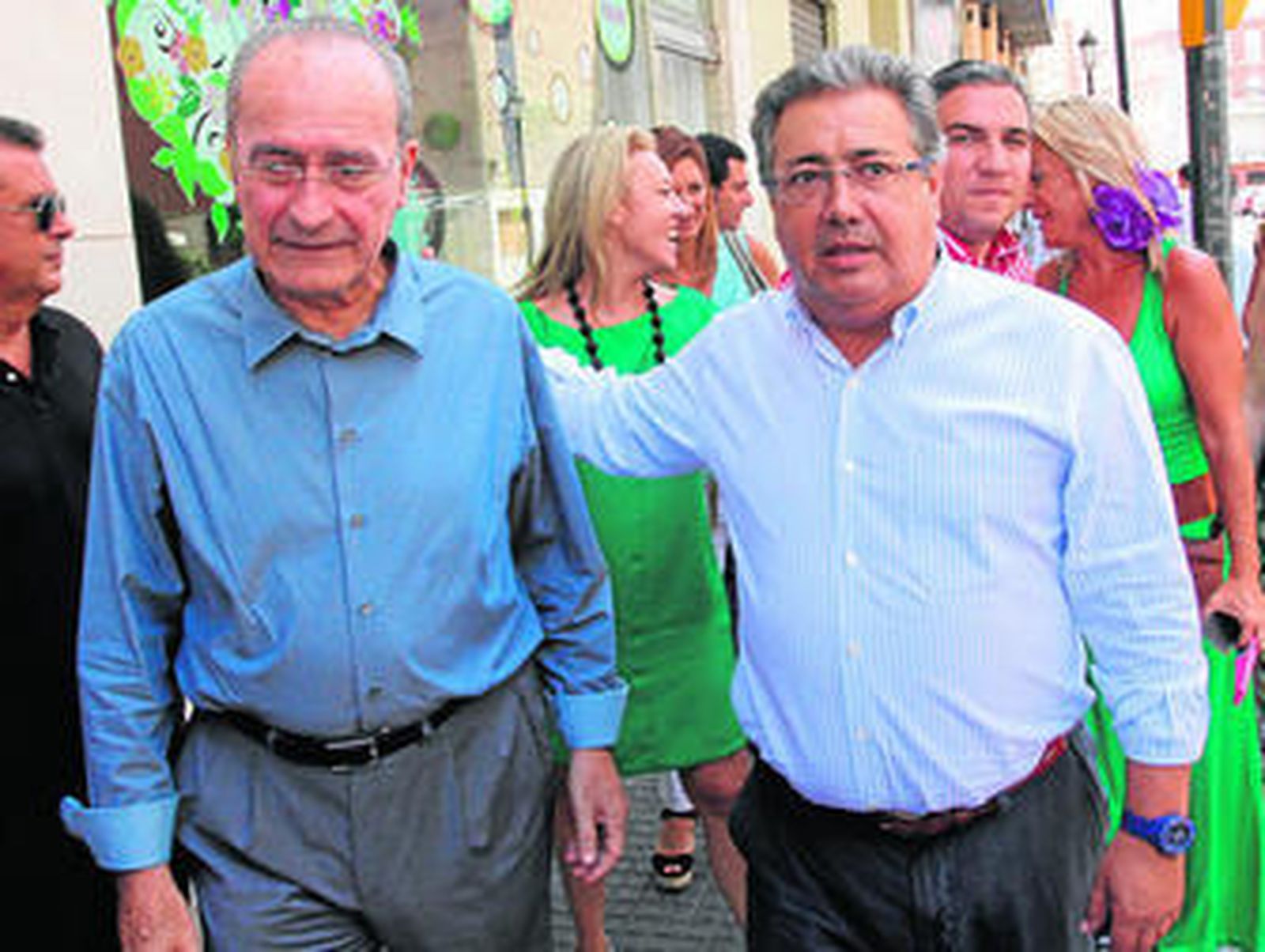 De la Torre y Zoido, ayer cuando se dirigían a la sede de la cofradía El Rico a entregar un premio.