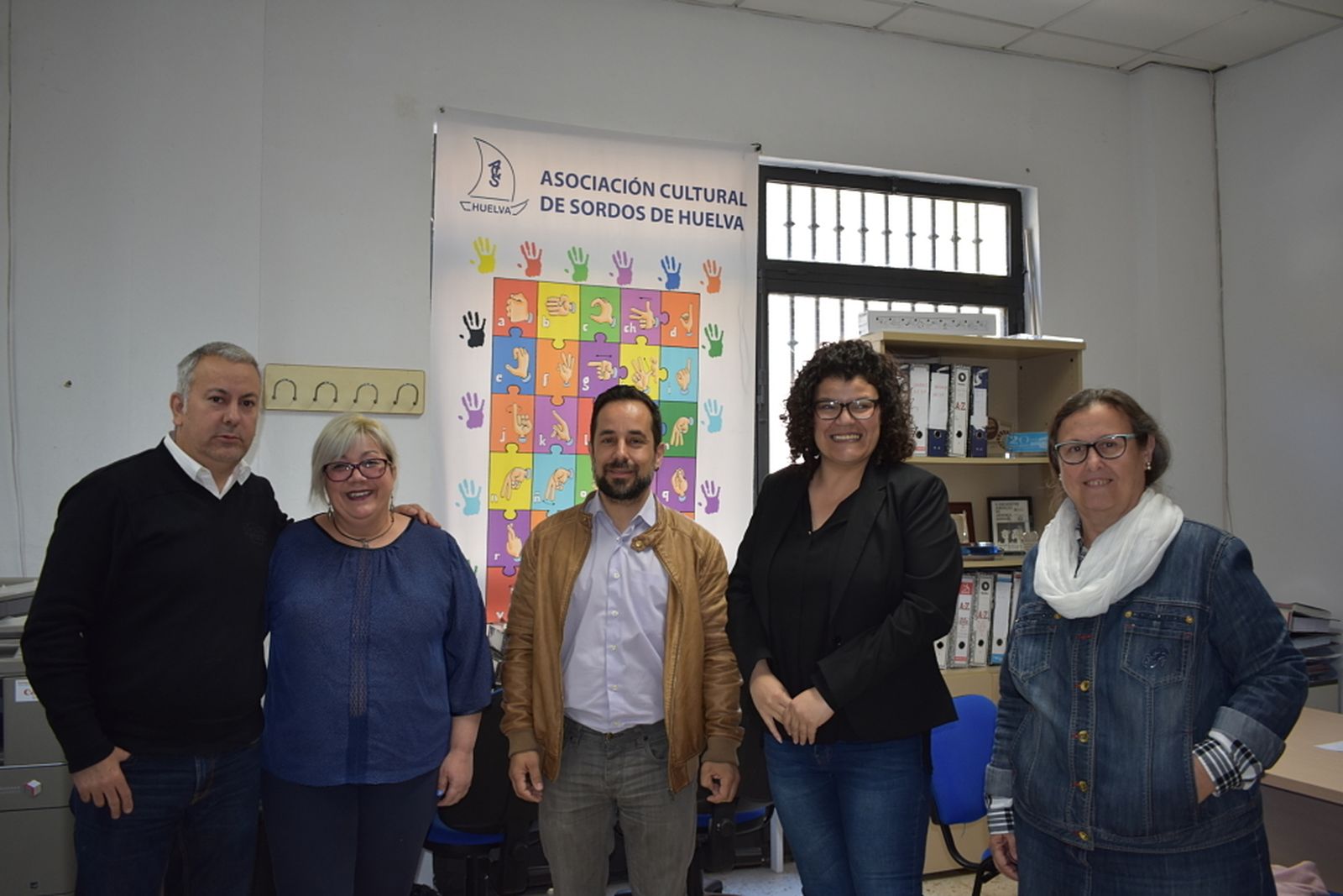 Los dirigentes de Adelante Huelva posan con miembros de la asociación.
