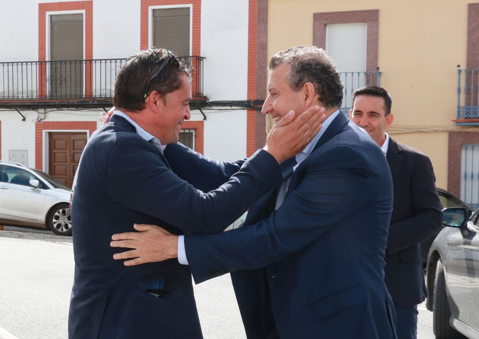 Javier Fernández saluda al alcalde de San Nicolás del Puerto, Juan Carlos Navarro, a su llegada al municipio.
