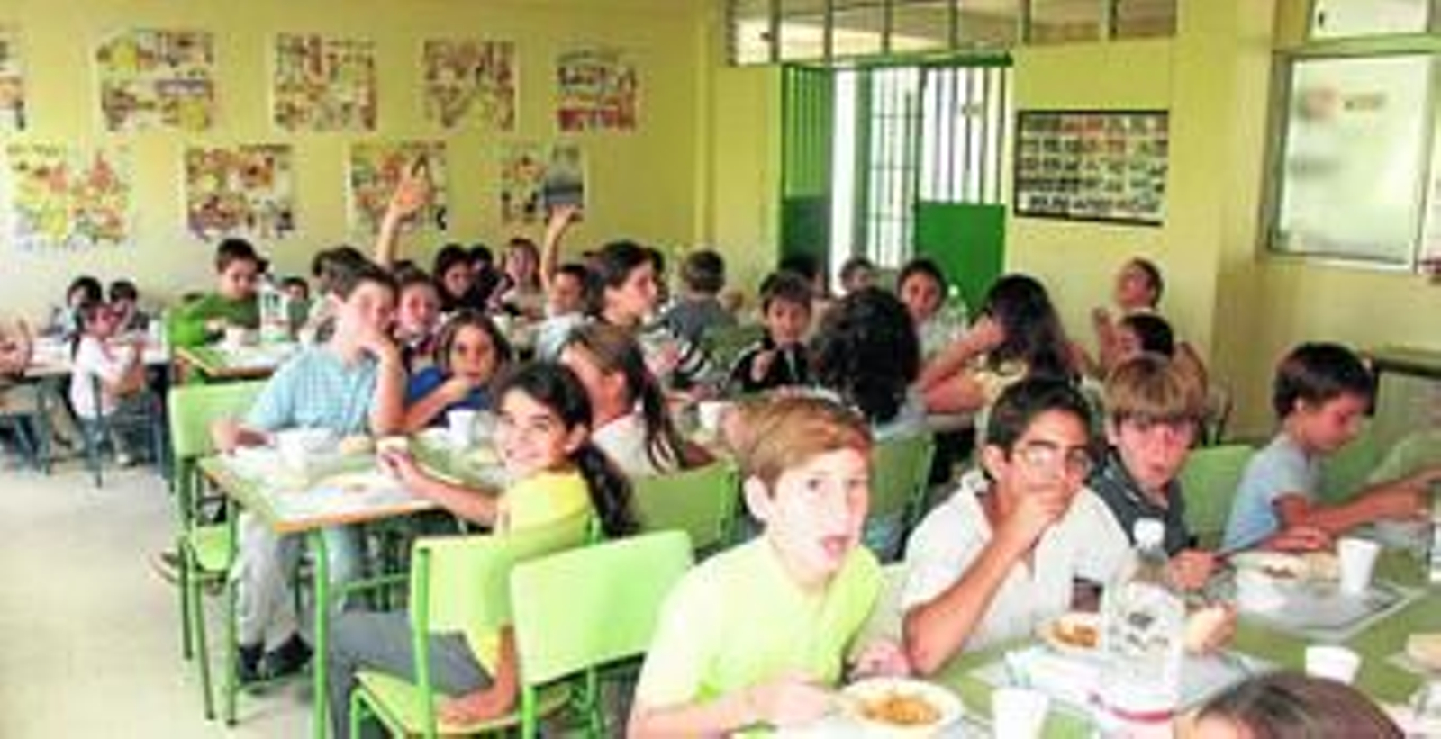 Comedor del Colegio Carambolo, en Sevilla, con alumnos de Primaria.
