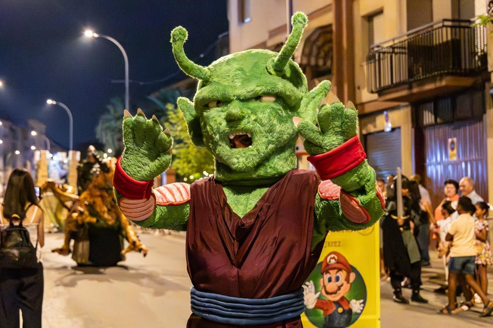 Pasacalles inaugural, fuegos artificiales e iluminación de la portada de feria y del recinto ferial de la Feria de San Bartolomé en Martos