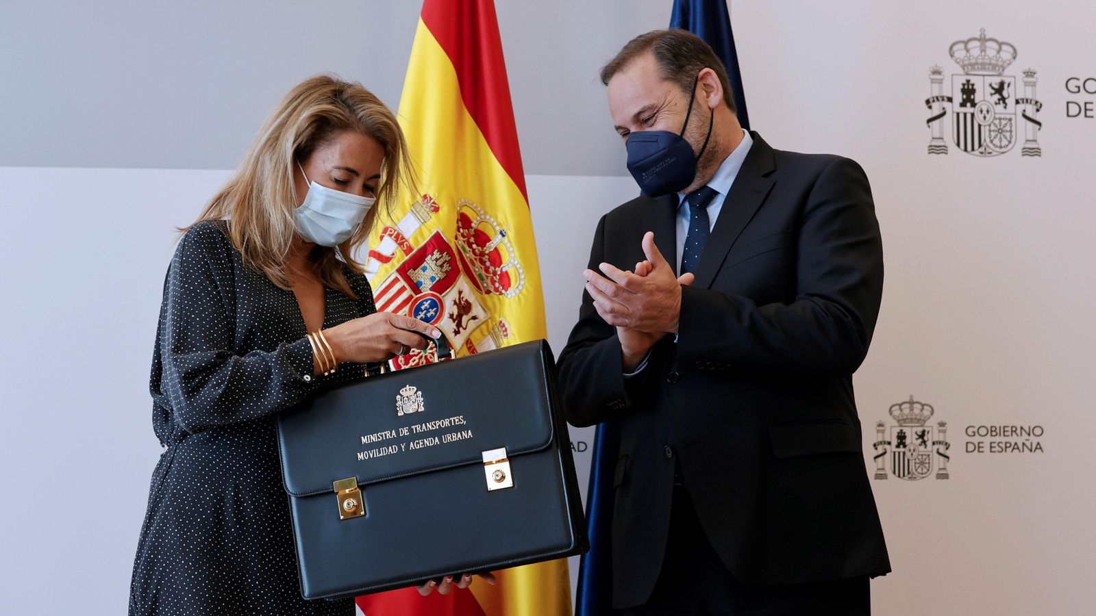 La nueva ministra recibe la cartera de manos de Ábalos.