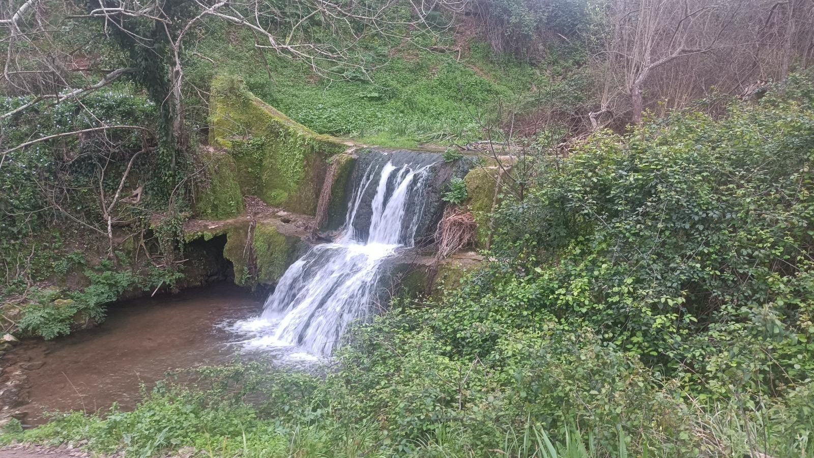 La Cascada de los Molines está unos metros fuera del camino, pero merece la pena verla.